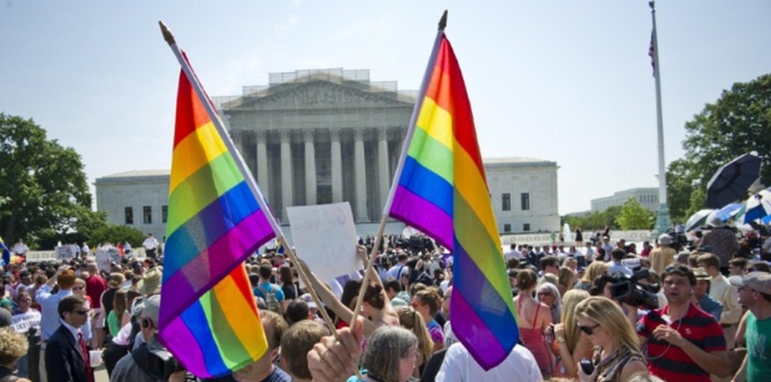 Cientos de personas que favorecen los matrimonios entre homosexuales se reunieron frente al Tribunal Supremo de Estados Unidos en Washington, D.C., para celebrar que el alto foro invalidara la ley DOMA. (AFP)