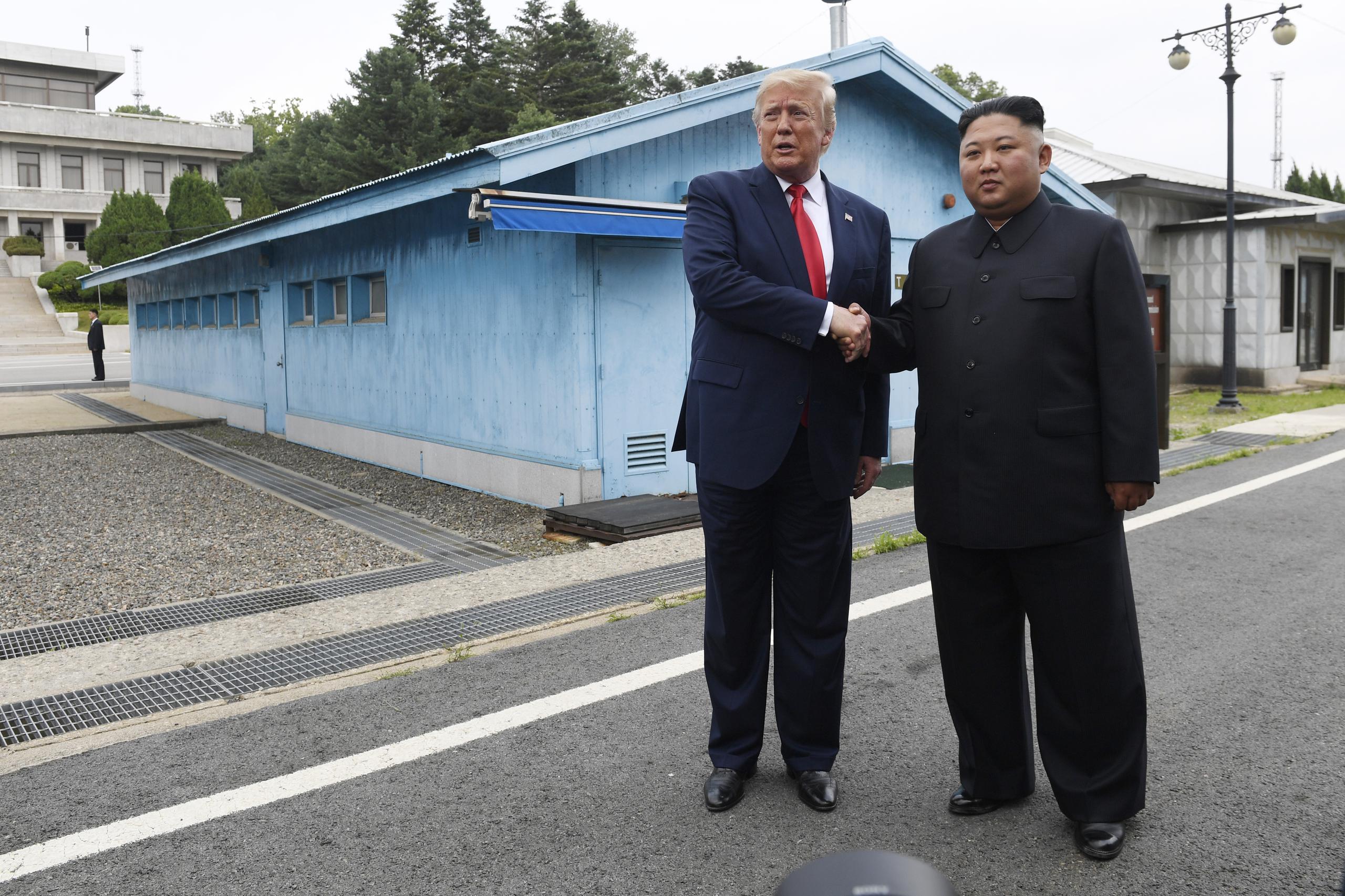 El presidente estadounidense Donald Trump con el líder norcoreano Kim Jong Un en Panmunjom, la aldea en la zona desmilitarizada entre las dos Coreas el 30 de junio de 2019