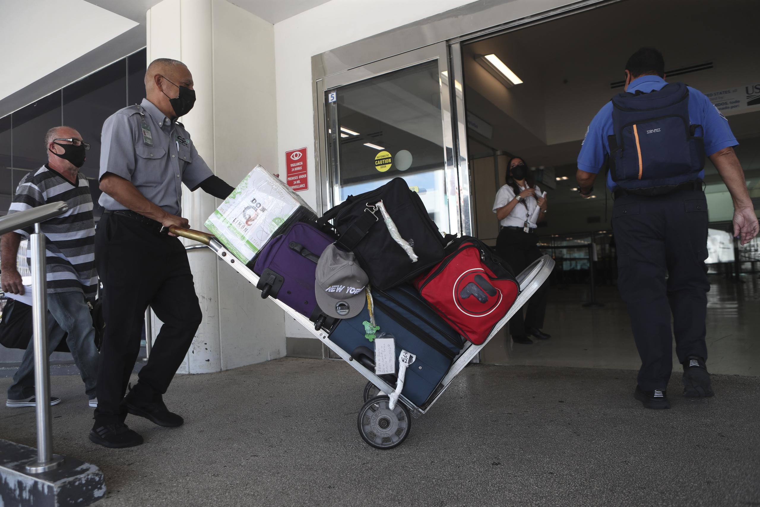 Los maleteros, que se dedican a cargar en sus carritos las pertenencias de los pasajeros, no tienen un sueldo fijo.