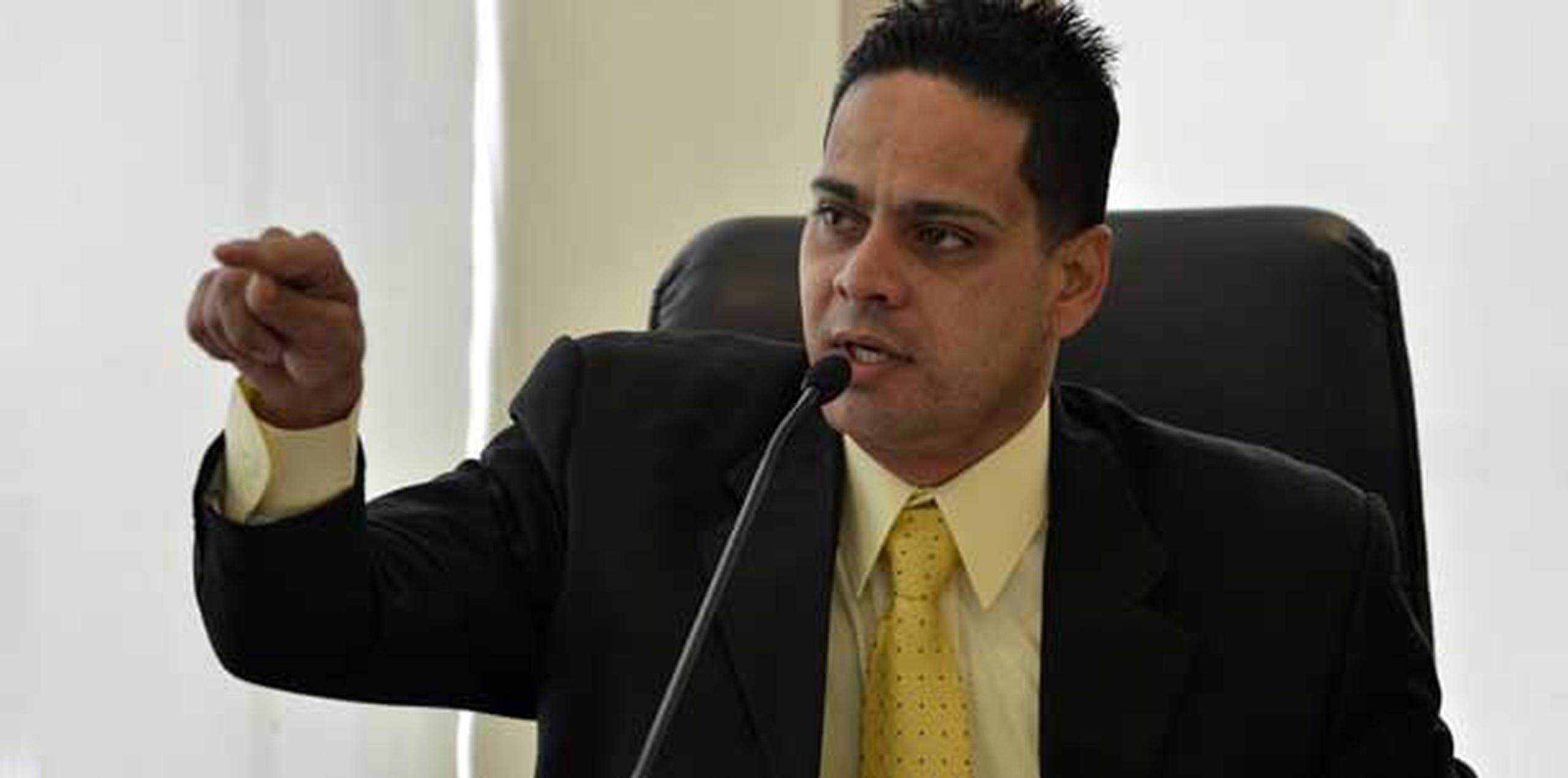 El expolicía y representante estadista, Héctor Torres Calderón acompañó del memo emitido por el teniente Francisco Santiago Andino, identificado como director de la División de Patrullas de Carretera de Guayama, el pasado 26 de marzo. (Archivo)