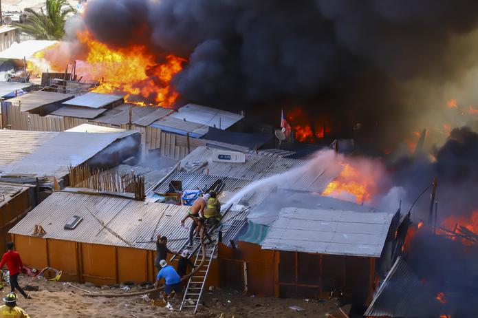 Fuego arrasa con 100 casas de madera en Chile A5VSDAG7BVFQZLBNQERVMEFLNI