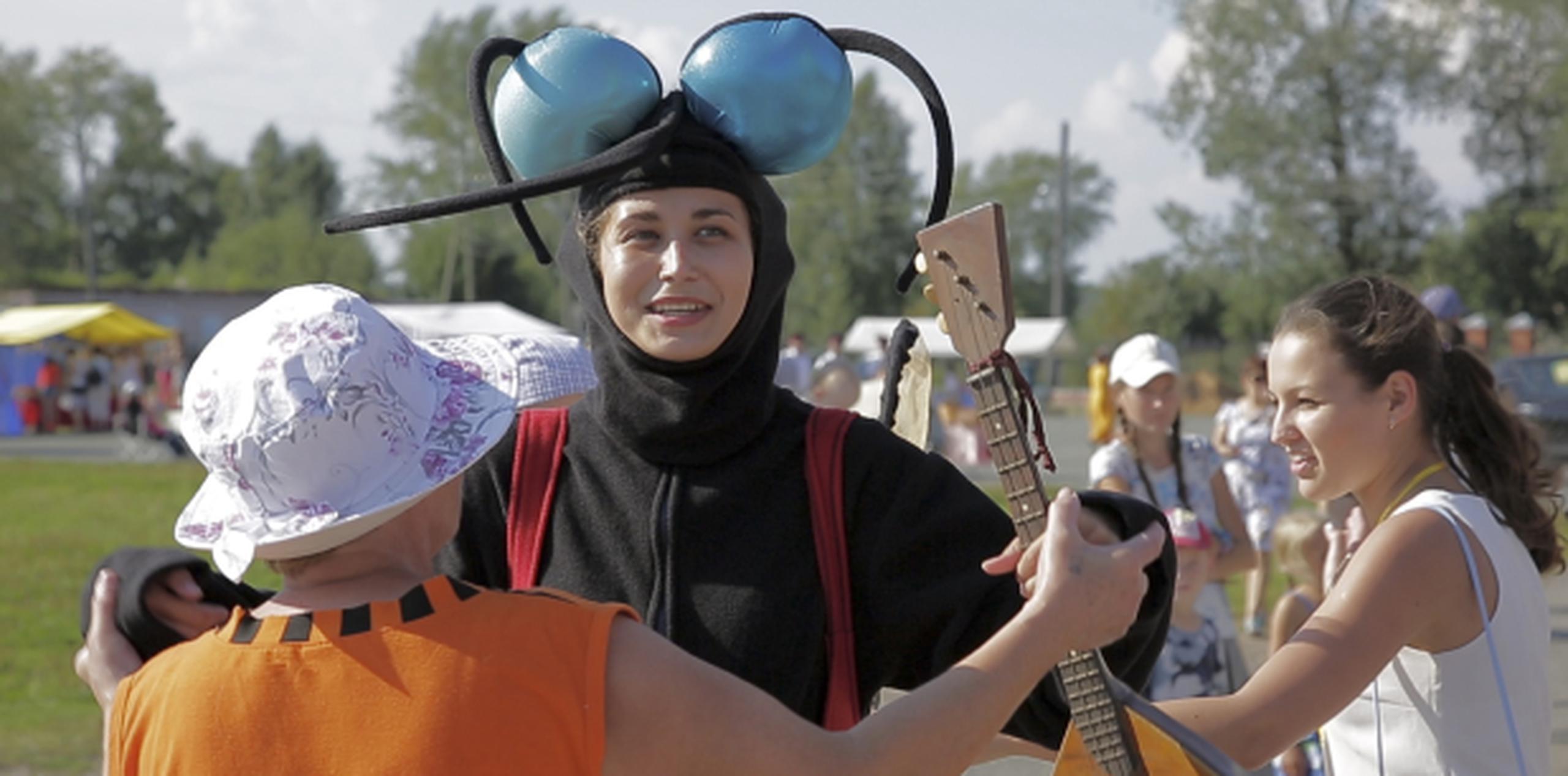 Una mujer se disfraza de mosquito durante el festival. (AP)
