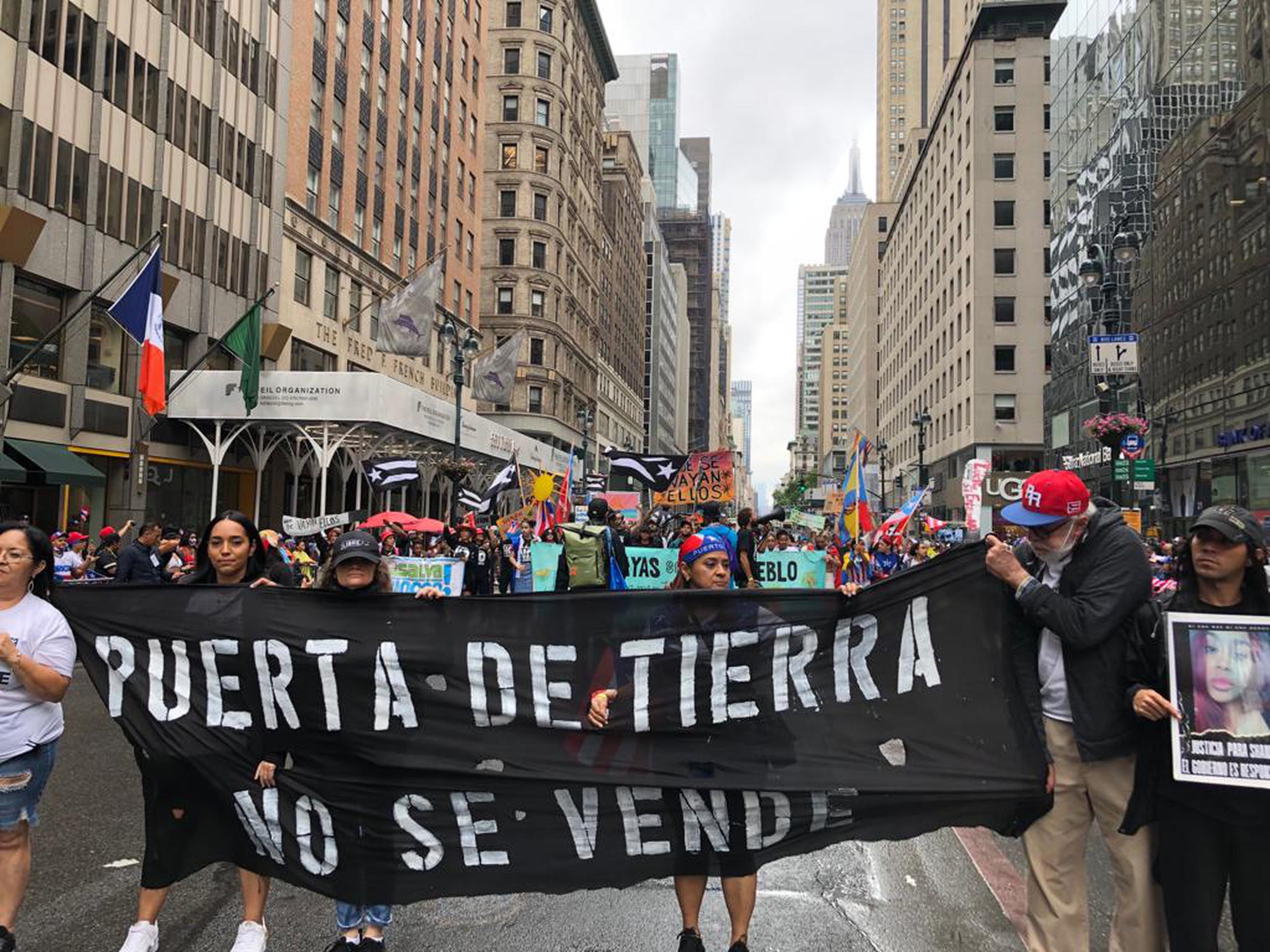 Una pancarta que lee "Puerta de Tierra no se vende" en el Desfile Puertorriqueño en Nueva York.