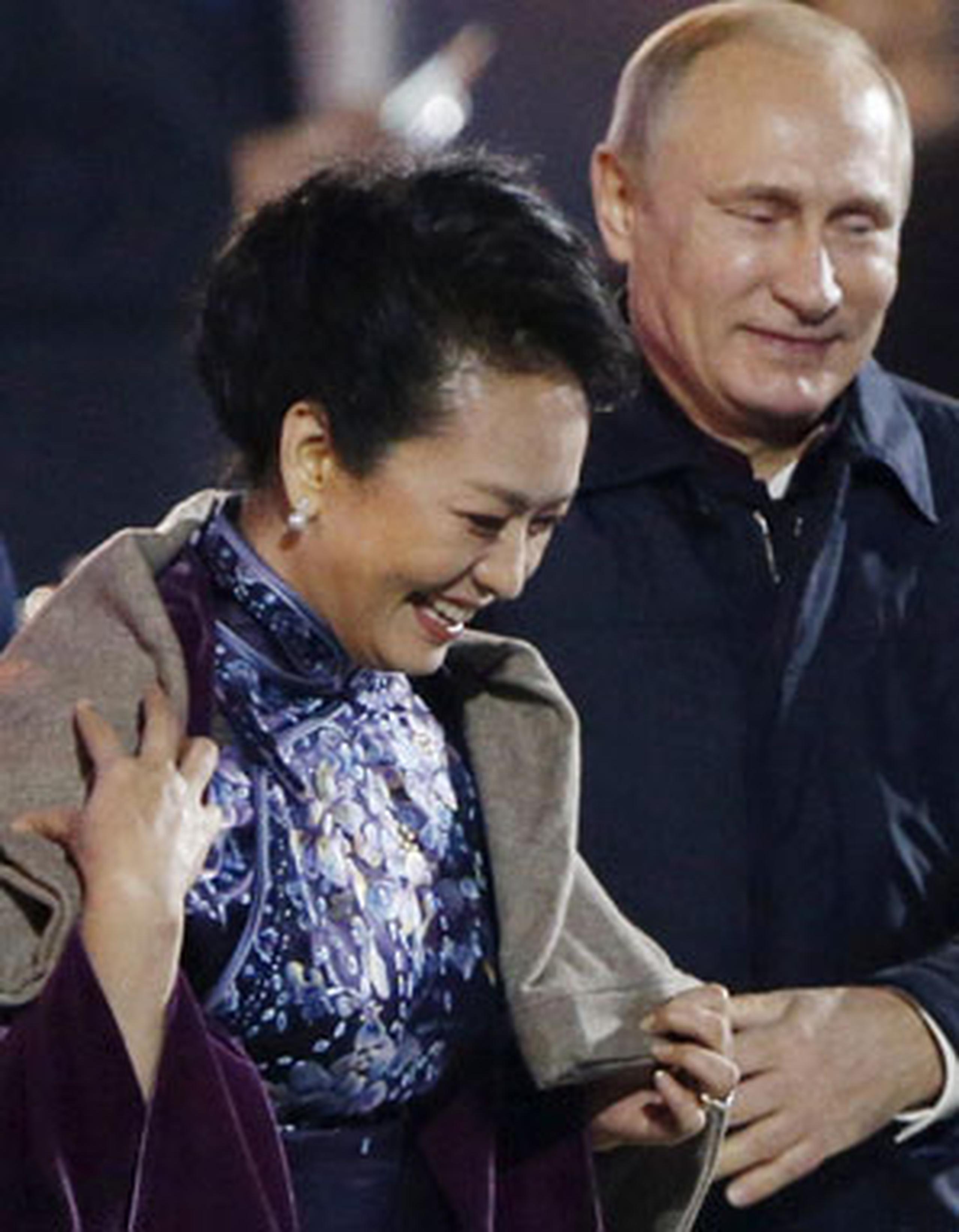 Mientras un distraído Xi Jinping charla animado con Barack Obama, Vladimir Putin reaccionó rápidamente al frío de la esposa del líder asiático, y cubrió con delicadeza los hombros de la dama. (AP)
