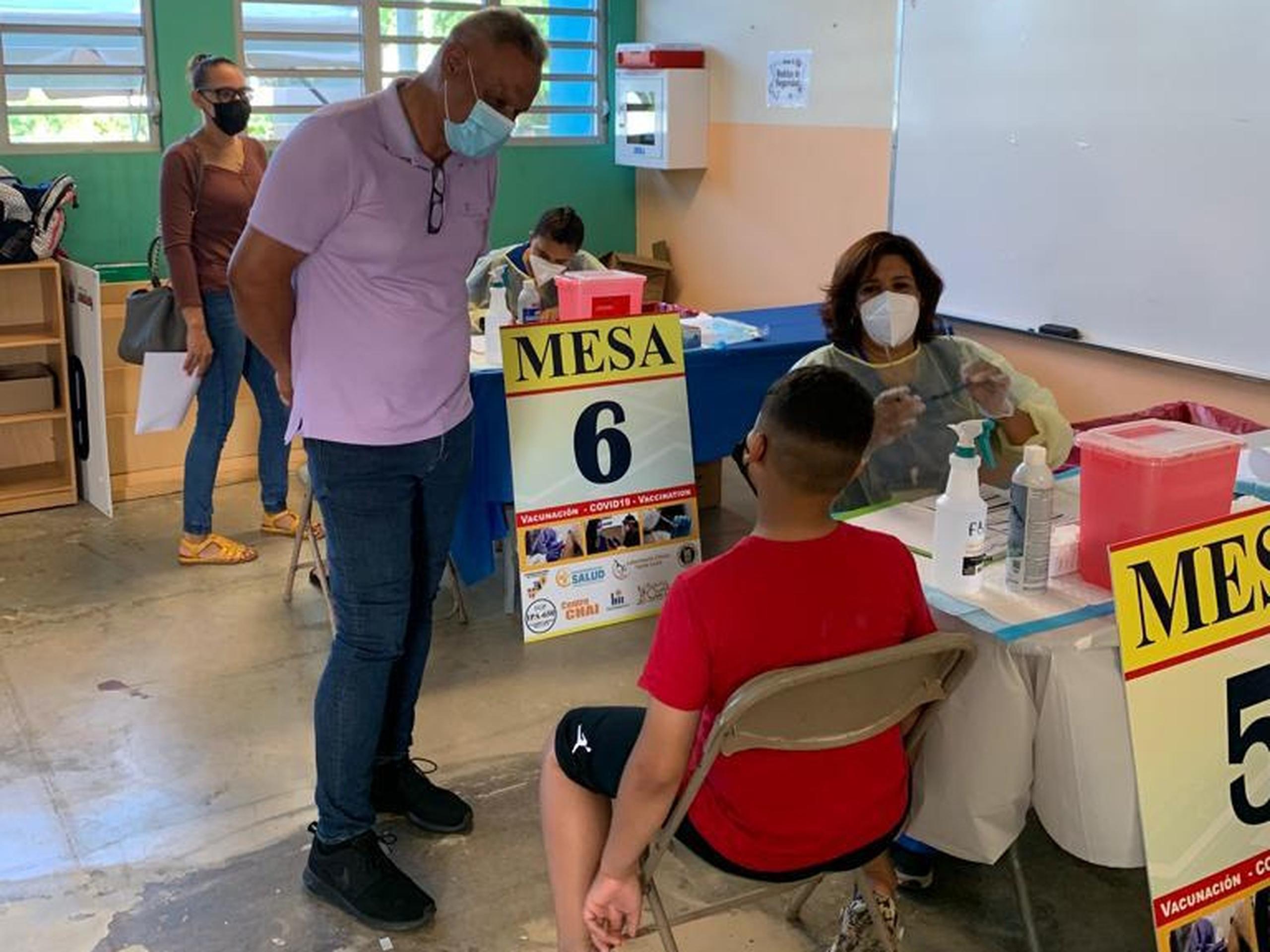La vacunacion se realiza en la Escuela María Simmons, de la Isla Nena.