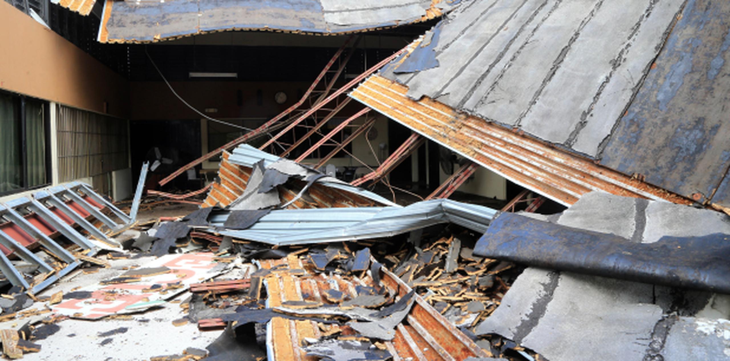 El techo de un centro de envejecientes de Villalba colapsó con el golpe de María. (david.villafane@gfrmedia.com)