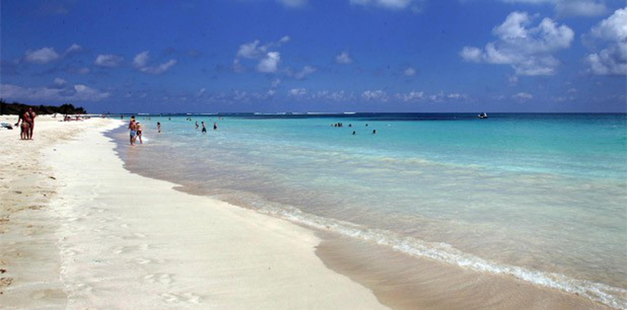 La arena de la Playa Flamenco, en Culebra, es blanca por su contenido calcáreo. (Archivo)