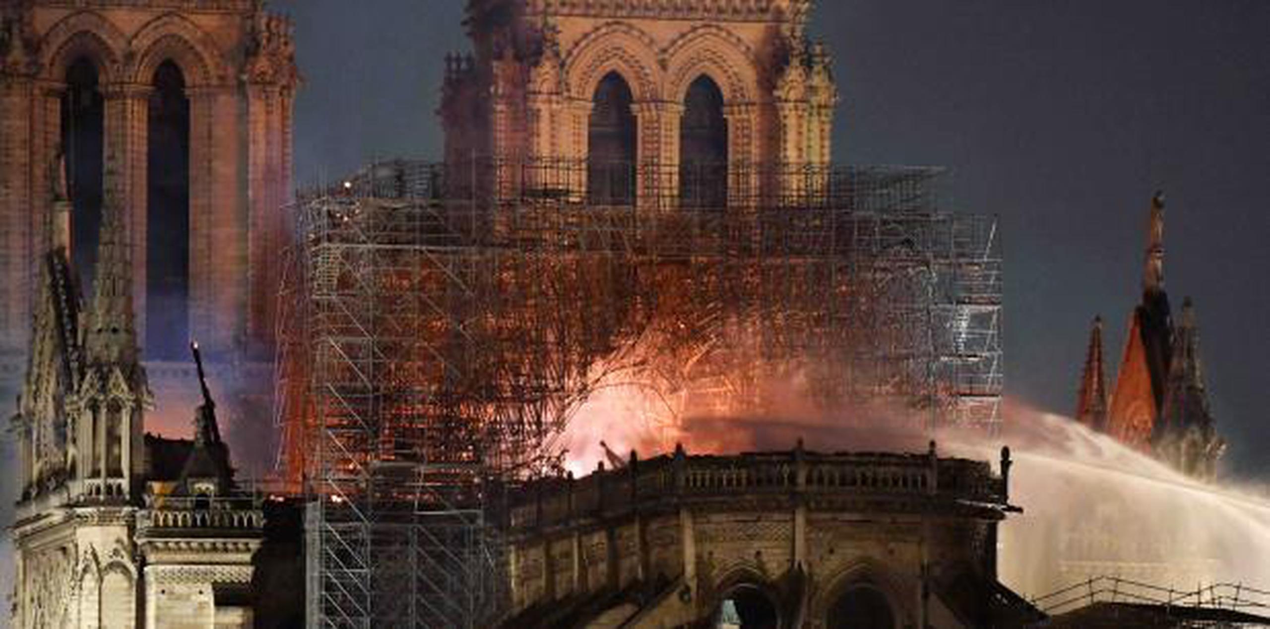 La cubierta de la catedral no fue posible salvarla a pesar de los esfuerzos por apagar el incendio. (EFE / Julien De Rosa)
