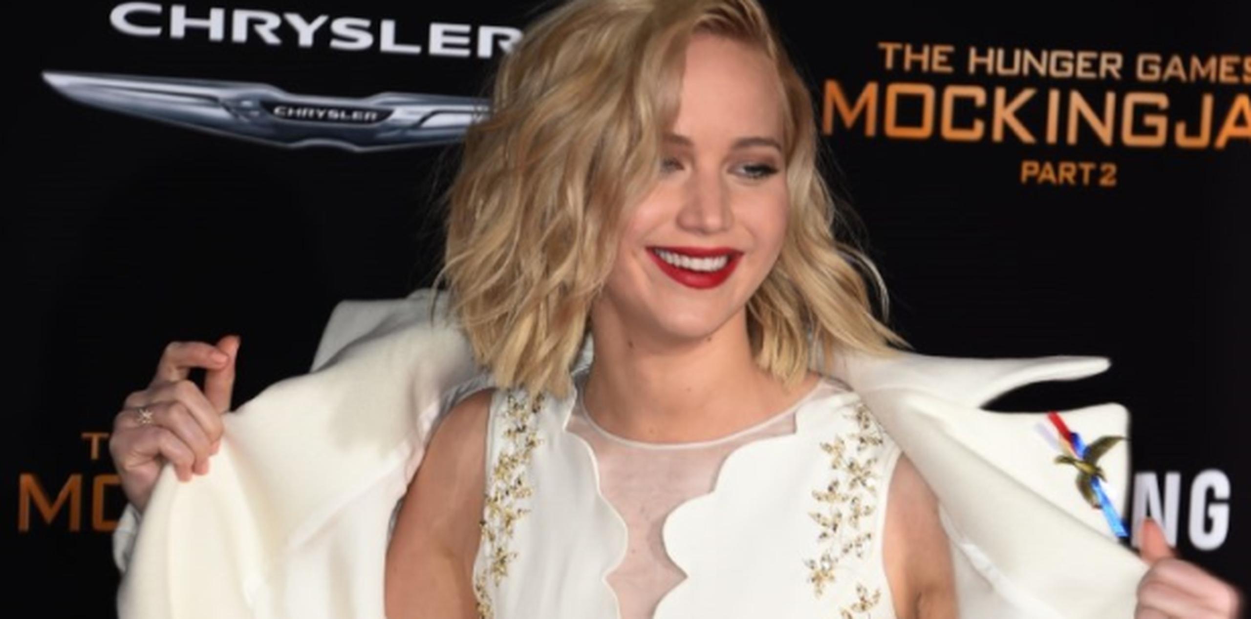 Jennifer Lawrence estrella de la cinta llega a la premiere de la cinta. (AP)