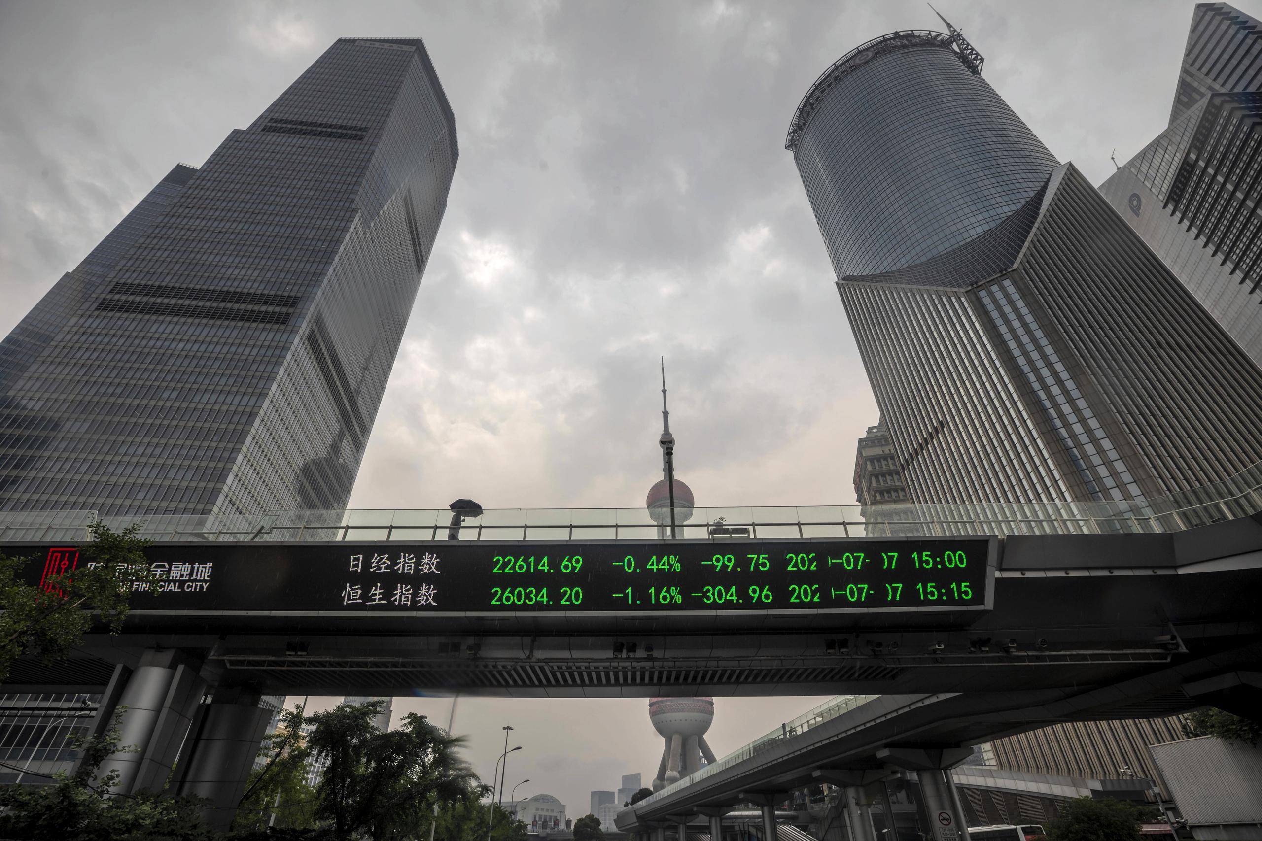 Vista de un puente donde pueden verse las cotizaciones de la Bolsa de Shanghai en dicha localidad, China.