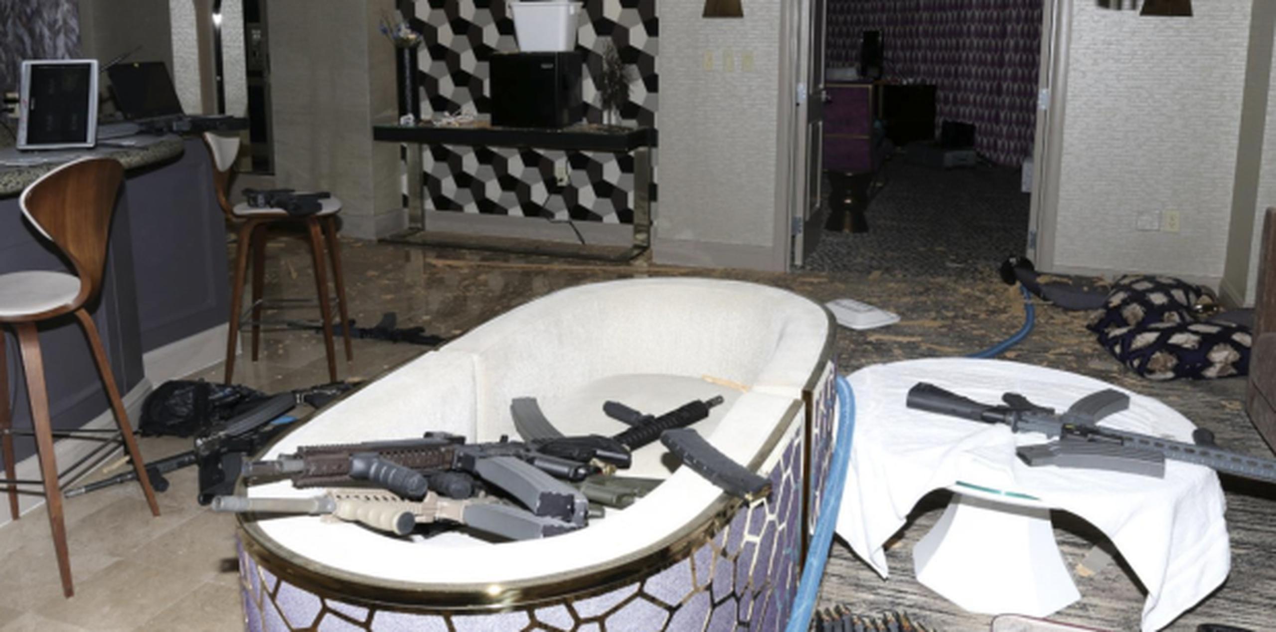 Armas en la habitación que separó Stephen Paddock en el hotel Mandalay Bay, desde donde mató a 58 personas. (Las Vegas Metropolitan Police Department vía AP)