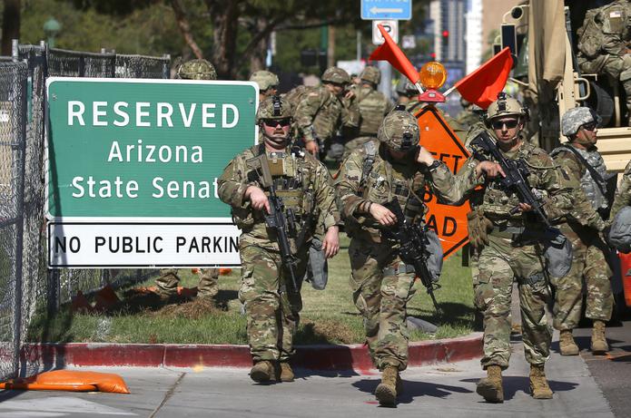 Guardia Nacional desembarca de vehículos militares cerca del Capitolio de Arizona, en Phoenix, donde ha habido varios días de protestas por la muerte de George Floyd, quien murió el 25 de mayo después de ser retenido por la policía de Minneapolis.