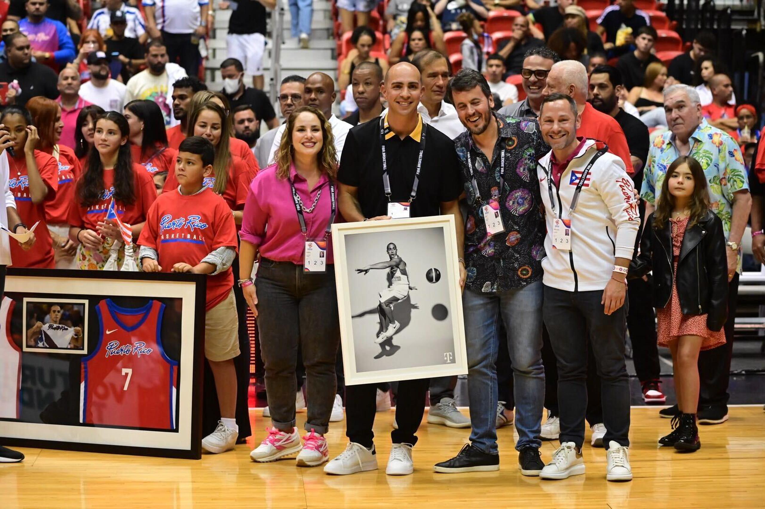 Carlos Arroyo junto a su familia y amigos durante el retiro del número 7 que utilizó durante su carrera con la Selección Nacional de Puerto Rico.