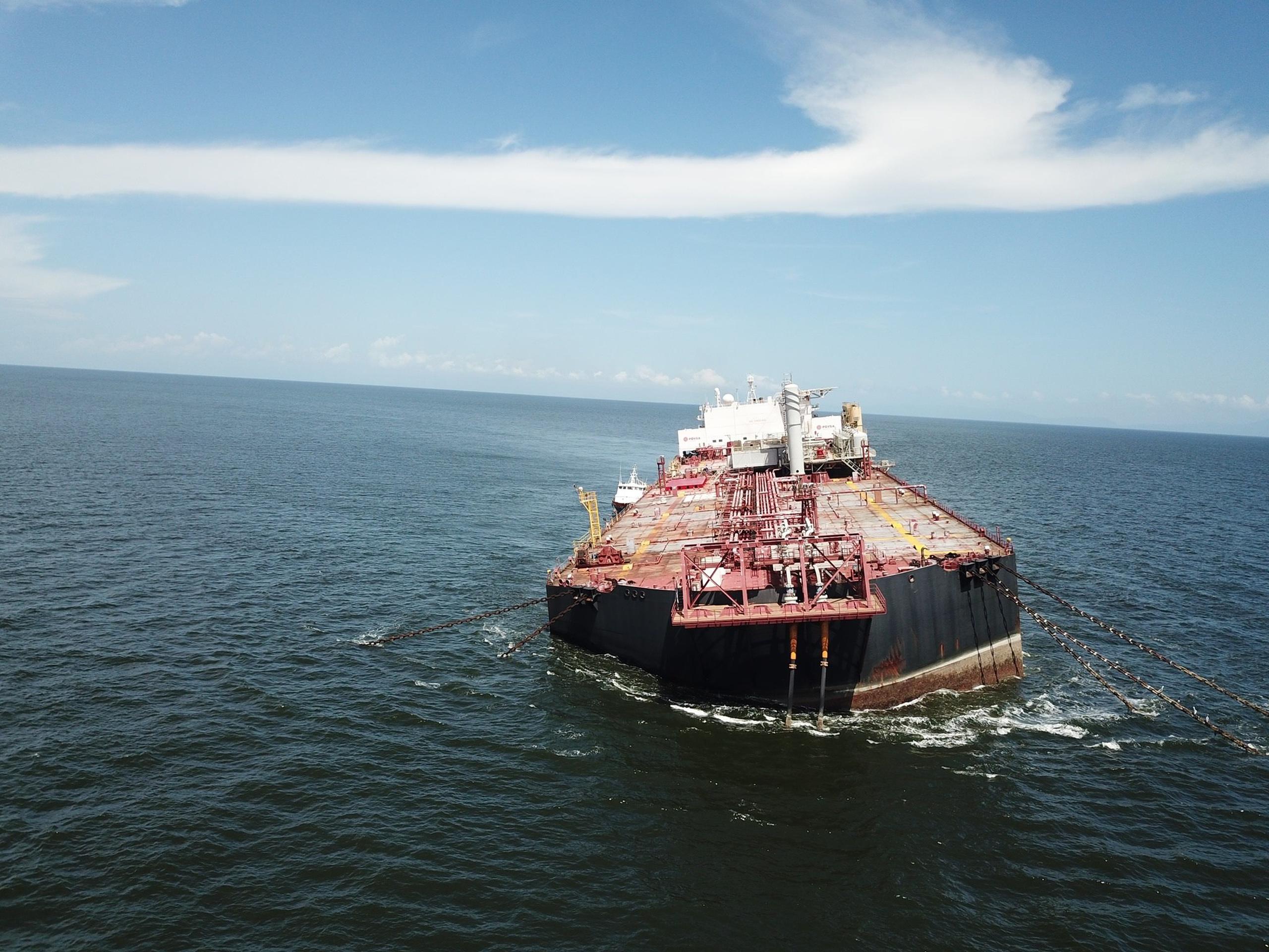 El Nabarima, un buque venezolano de almacenamiento de crudo a medio hundirse, en la Península de Paria (Venezuela).