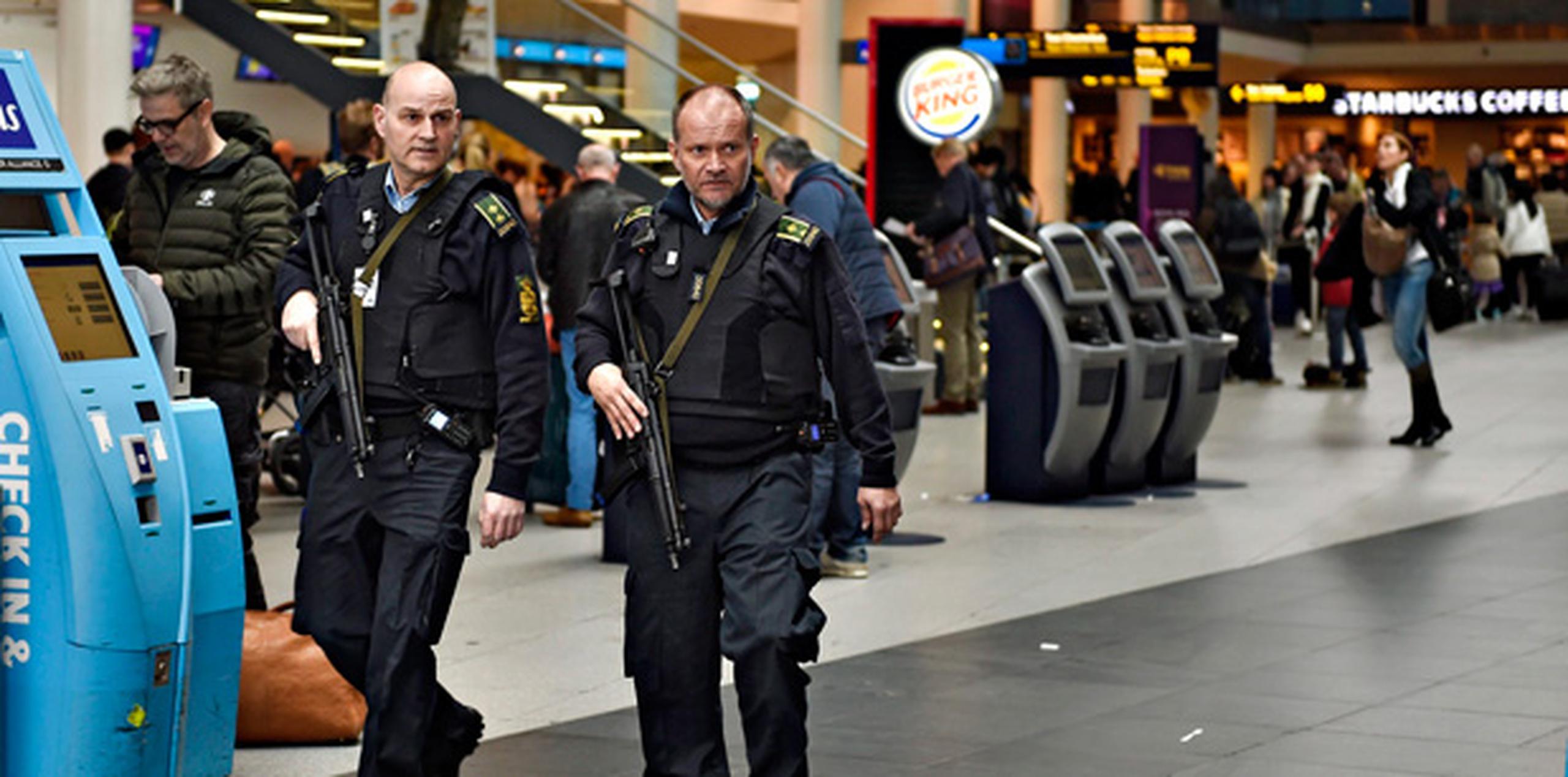 Policías armados patrullan por el Aeeropuerto de Copenhague tras los atentados en Bruselas. (EFE)
