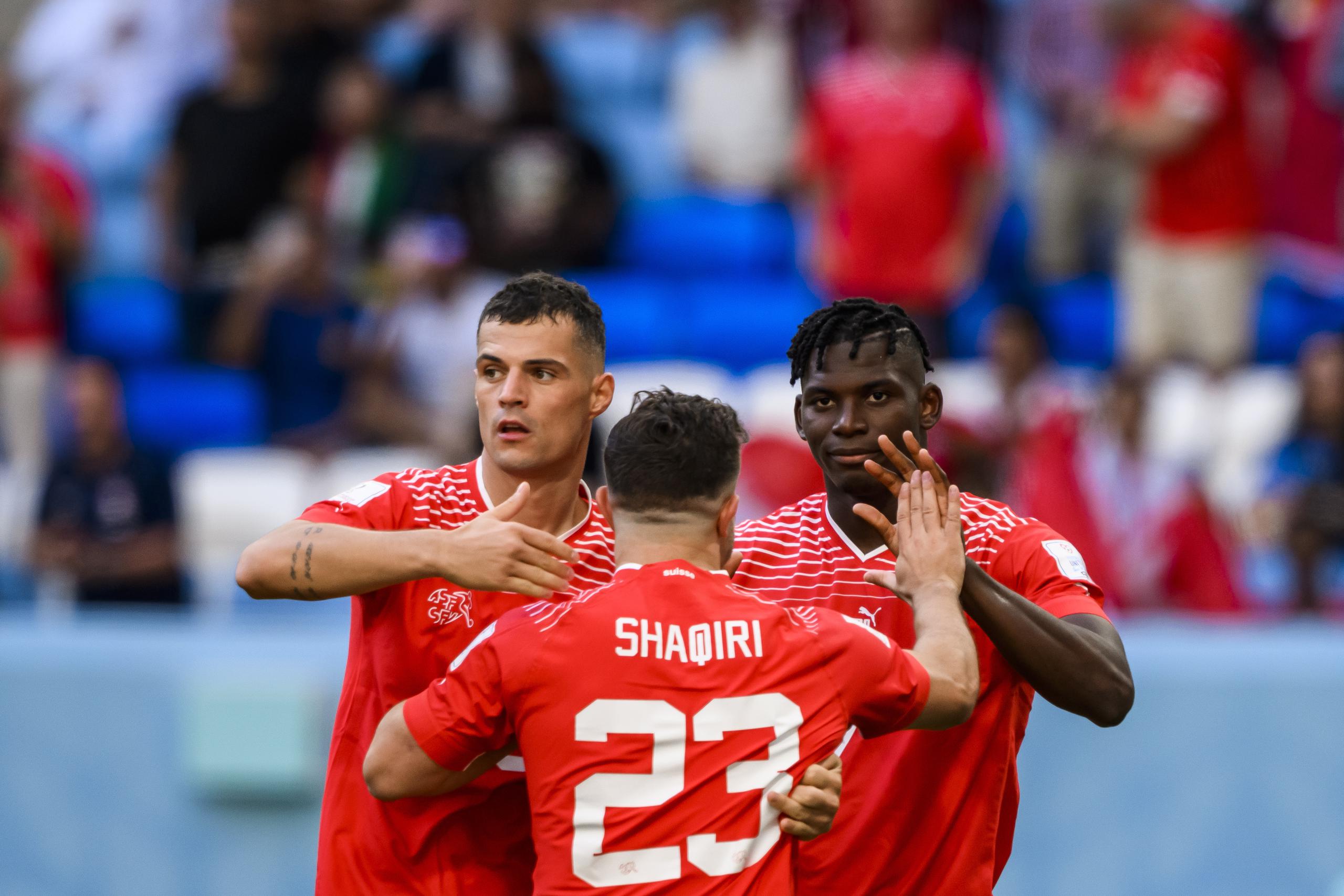 El camerunés narturalizado suizo Breel Embolo, a la derecha, celebra con respeto el gol que anotó contra su país de origen en el partido de madrugada de Qatar 2022 este jueves.