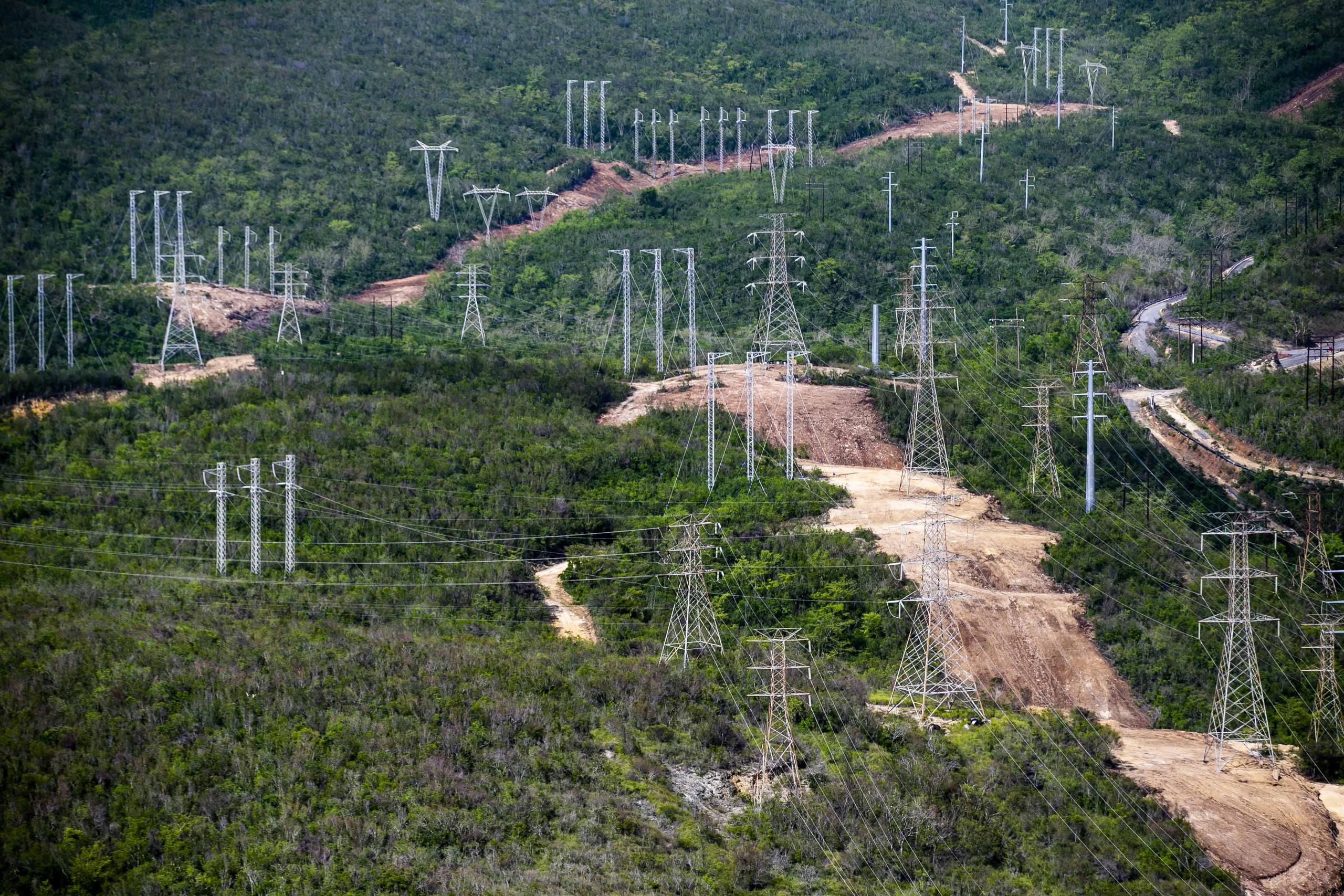 En la foto se observan cómo quedaron las líneas de distribución eléctrica que conectan Costa Sur con el norte del país.