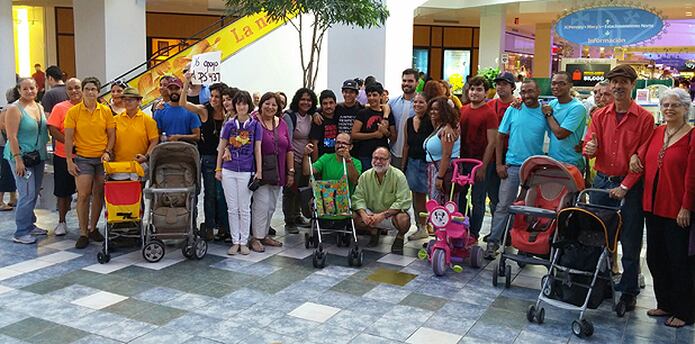 Con coches de bebés y camisas de colores, los manifestantes, que en su mayoría son parte de la comunidad lésbico gay, bisexual,  transexual y transgénero (LGBTT), rodeaban el atrio. (gabriel.acevedo@gfrmedia.com)