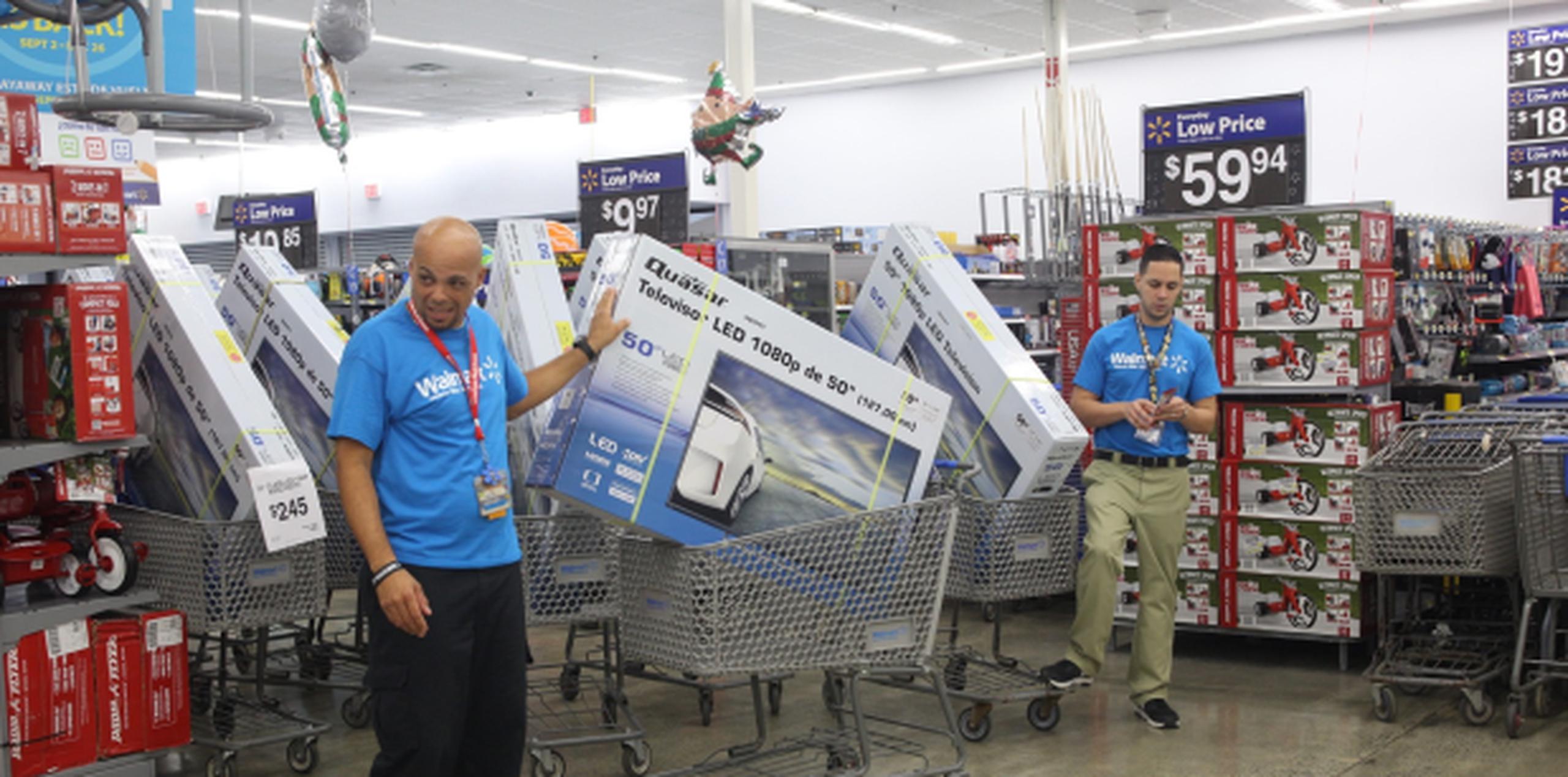 Empleados vigilan televisores en el Walmart de Mayaguez. (Foto/Juan Luis Valentín)