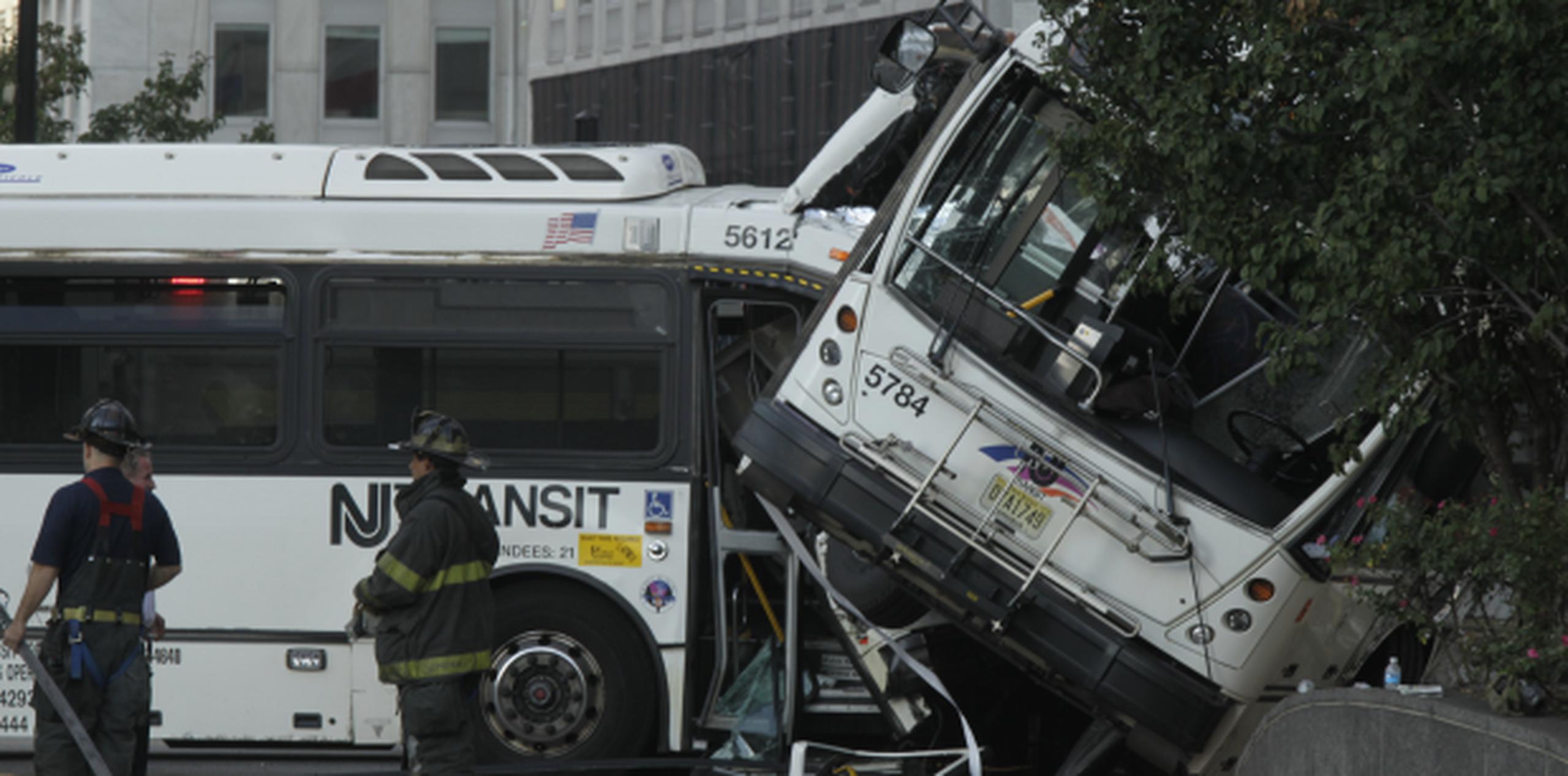 Debido a la fuerza de la colisión, el autobús de Barthelus se incrustó en la parte lateral del otro autobús.