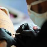 Gobernador veta proyecto que prohibiría discrimen en el empleo por uso de tatuajes