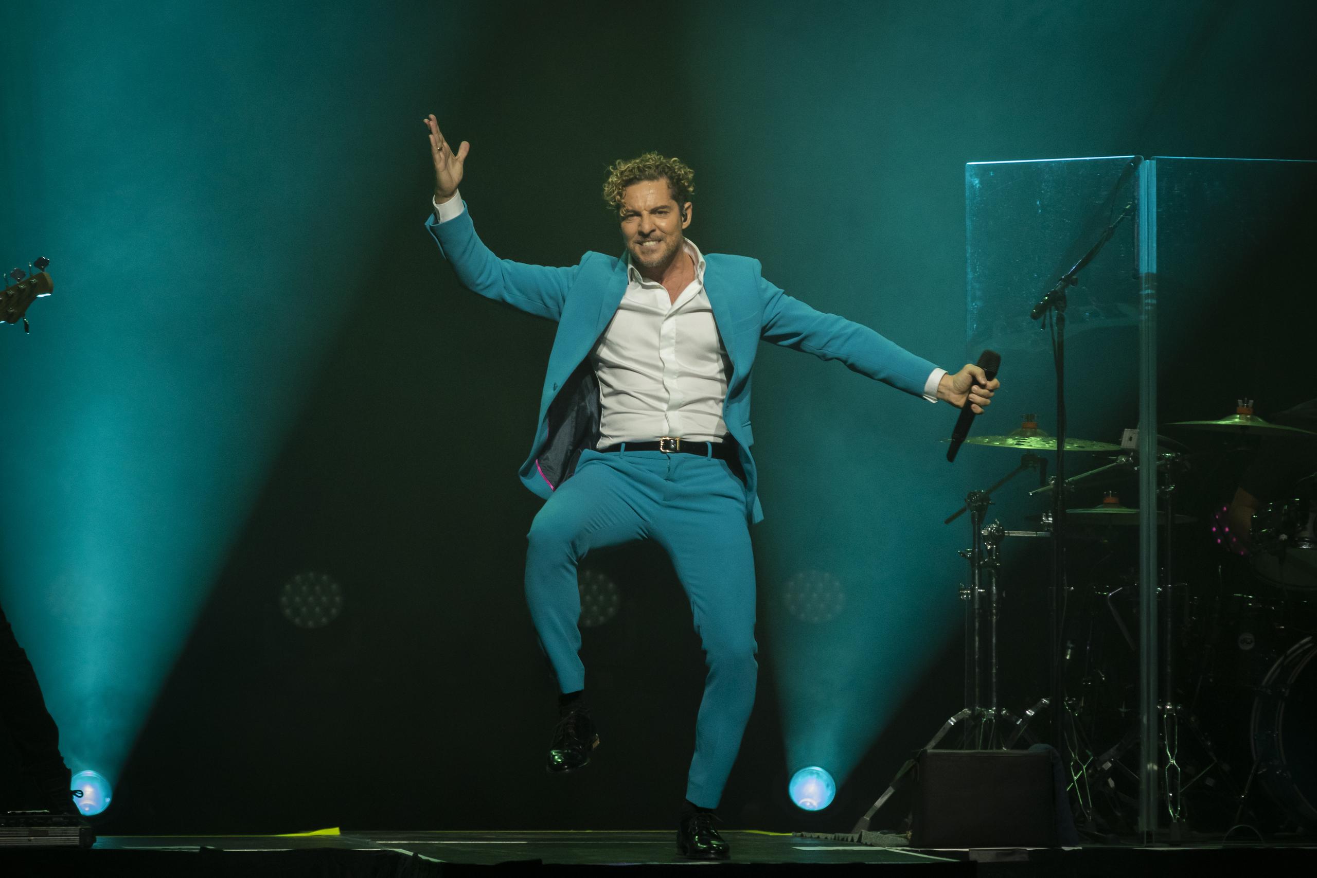 Un escenario sencillo fue suficiente para que el artista se luciera como el único elemento de color, al estar vestido con una chaqueta y pantalón a juego en tono azul turquesa en la primera parte del espectáculo.