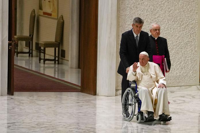 El papa Francisco llega en silla de ruedas a una audiencia con monjas y religiosos en el Salón Pablo VI, en el Vaticano, el 5 de mayo de 2022.