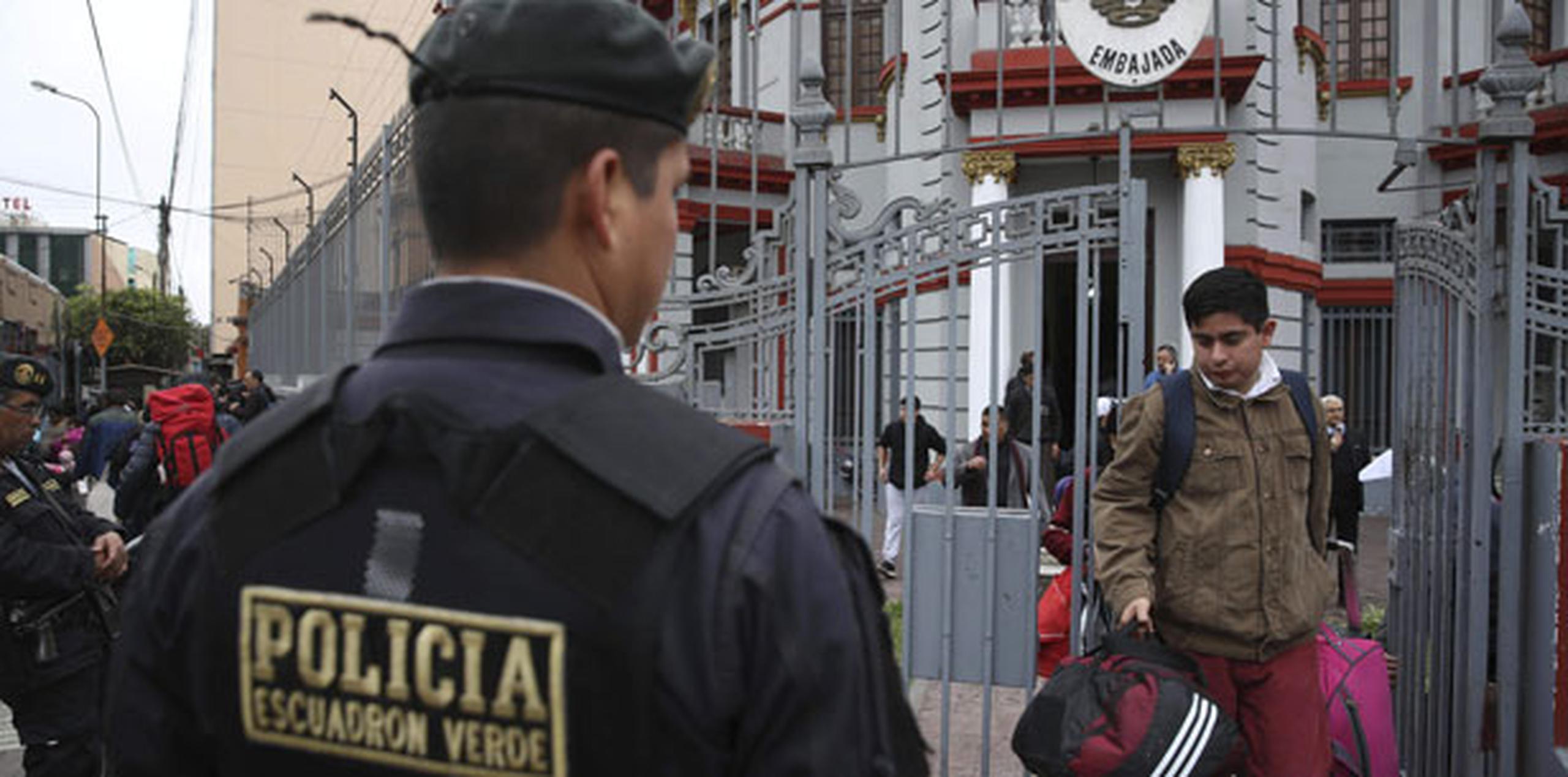 Otro grupo de venezolanos entrevistado a pocos metros de la embajada prefería quedarse en Perú que volver a su país en crisis. (AP)