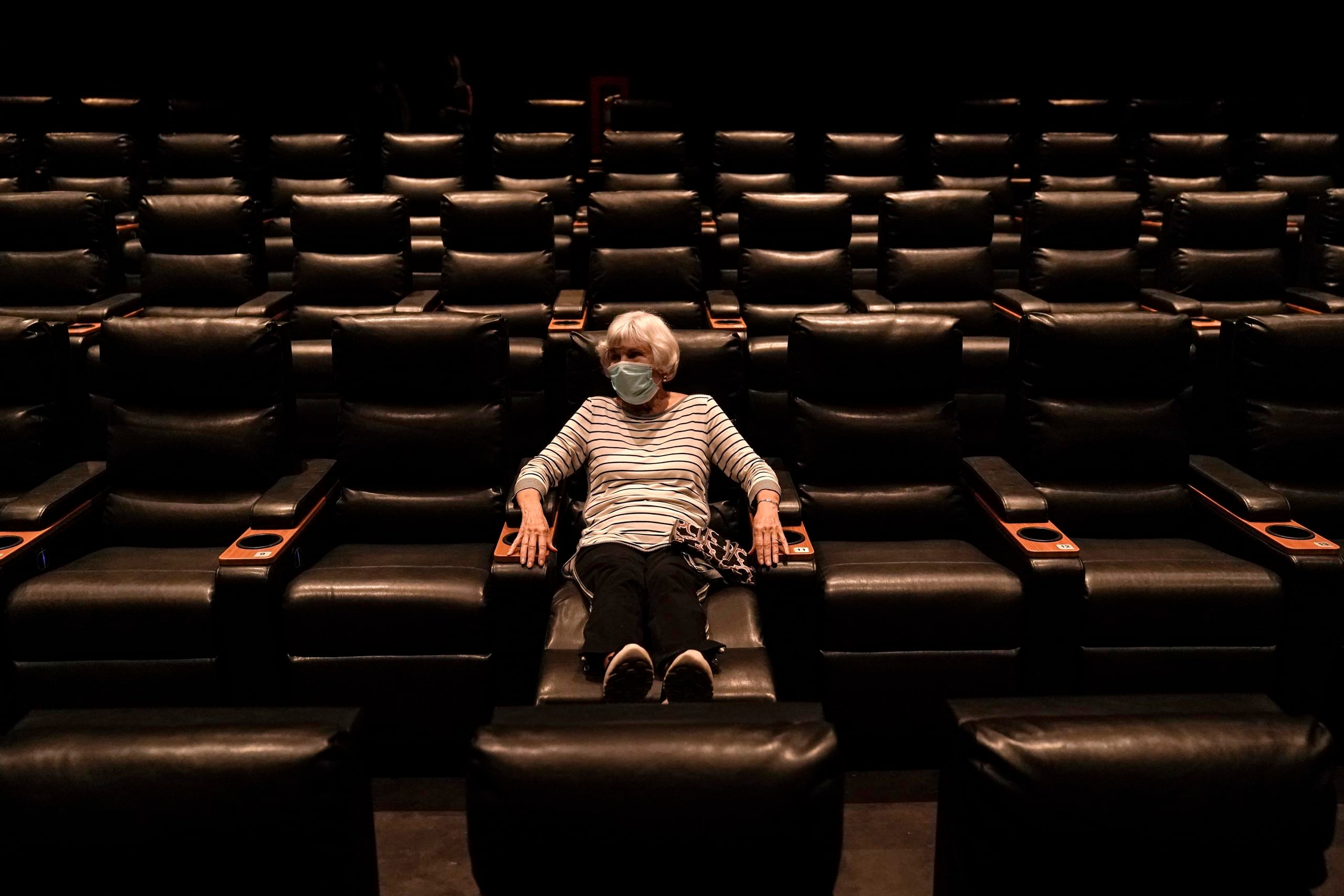 Karen Speros, de 82 años, espera a que comience una película en el cine Regal en Irvine, California.