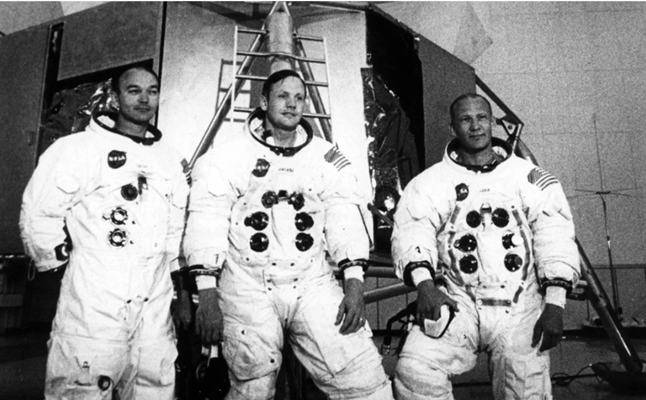 Antes de emprender su histórico viaje a la Luna, fueron captados frente al simulador del módulo lunar, los astronautas norteamericanos Mike Collins, Neil Armstrong y Edwin Aldrin. (Agencia Internacional/Archivo/El Universal)