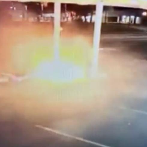Cámara de seguridad grabó como un joven de 18 años se estrelló contra una bomba de gasolina