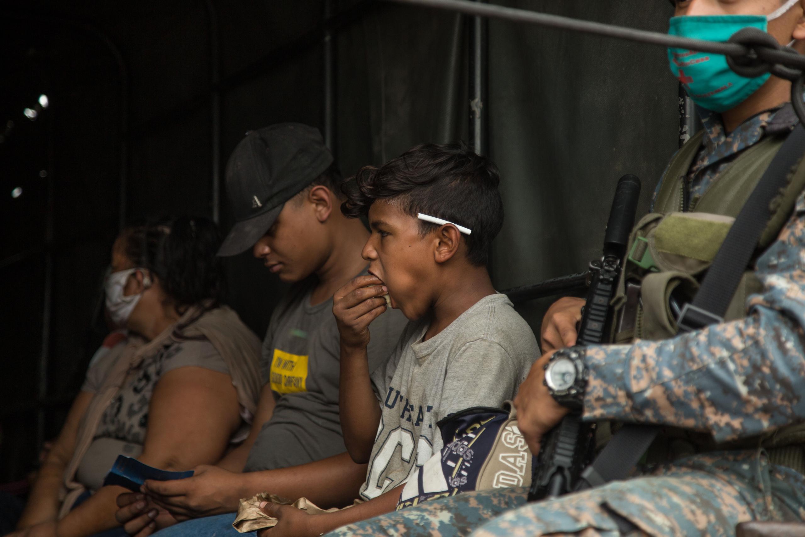 Decenas de migrantes que hacían parte de la caravana migrante regresan voluntariamente a su país en buses del Ejército de Guatemala.