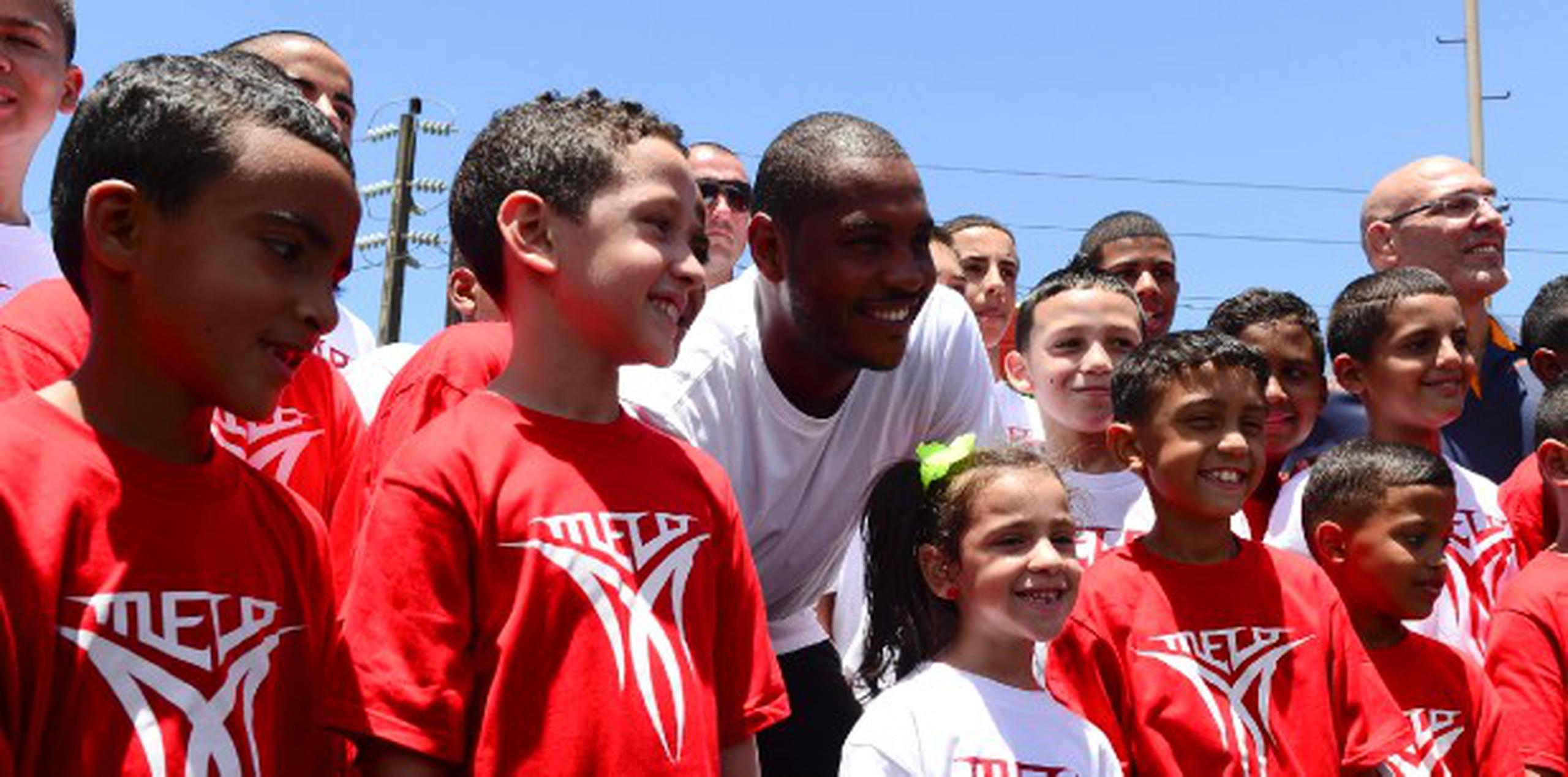 El jugador de los Knicks posa con los niños que se dieron cita de la actividad en la cancha del Condominio Los Olmos en San Juan. (tony.zayas@gfrmedia.com)