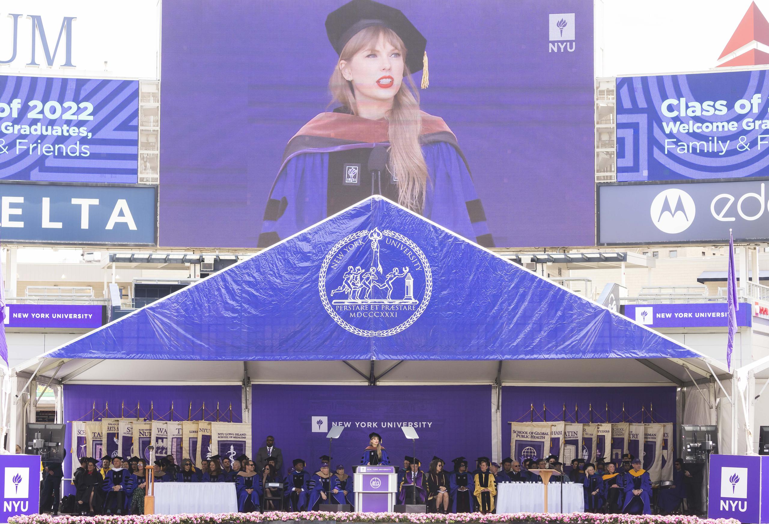 La cantante estadounidense Taylor Swift en el discurso que ofreció a los estudiantes de la Universidad de Nueva York, que la nombró doctora honoris causa en Bellas Artes. EFE/EPA/JUSTIN LANE