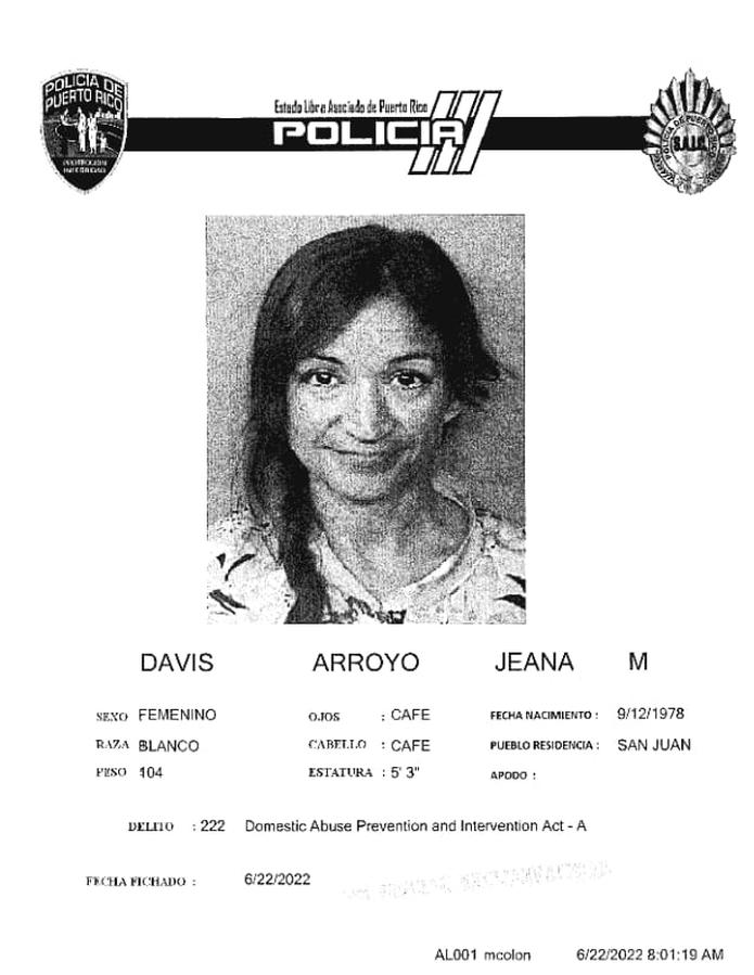 Jeana M. Davis Arroyo, de 43 años, fue acusada por violación a los Artículos 3.1 (maltrato) y 3.2 (maltrato agravado) de la Ley 54 para la Prevención e Intervención con la Violencia Doméstica y portación y 5.05 (portación y uso de armas blancas) de la Ley de Armas.