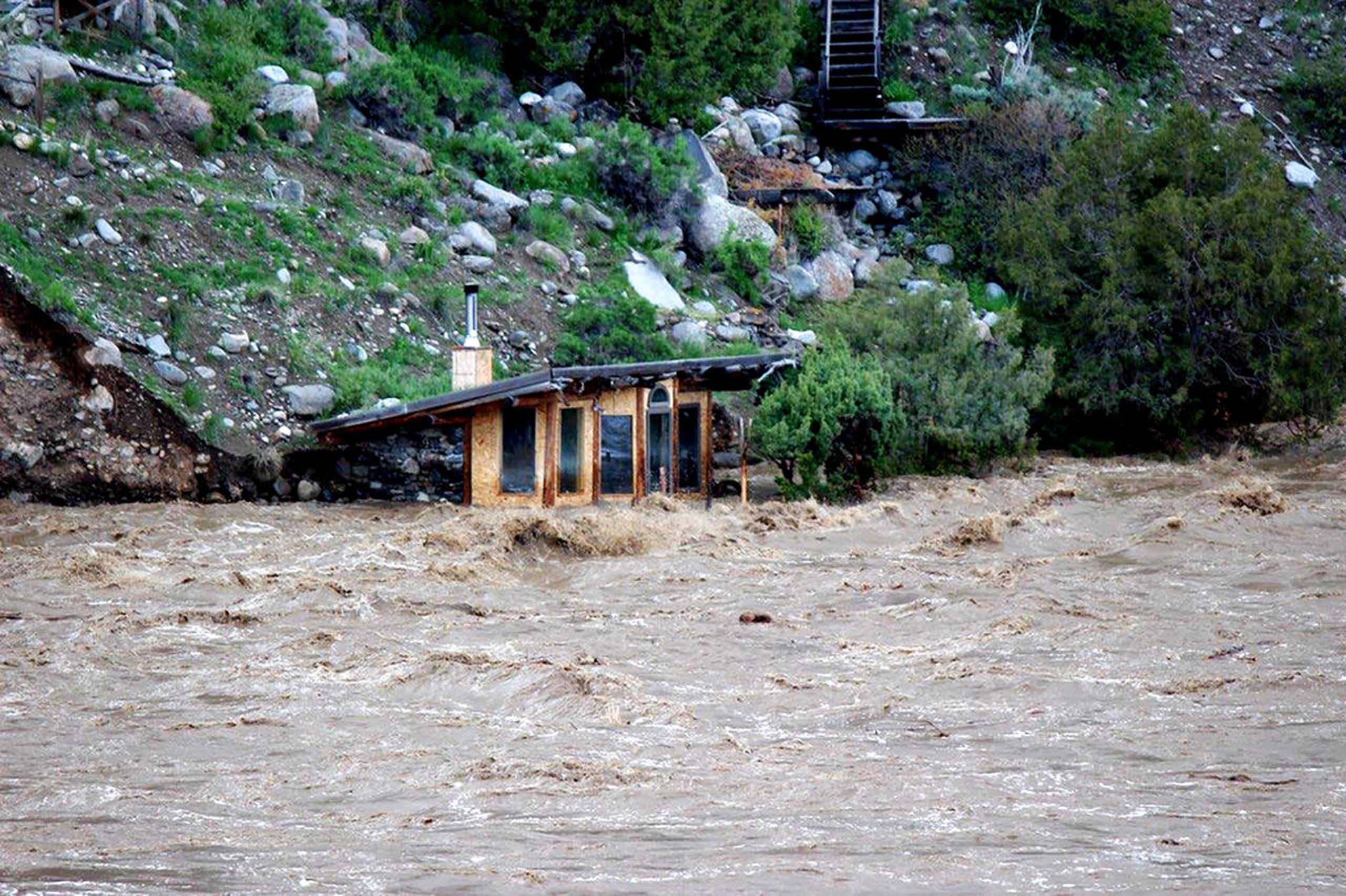 Foto tomada el 13 de junio de 2022 de las inundaciones en Gardiner, Montana, cerca del Parque Yellowstone.