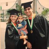 Hija repite emotiva foto de graduación junto a sus padres 20 años después