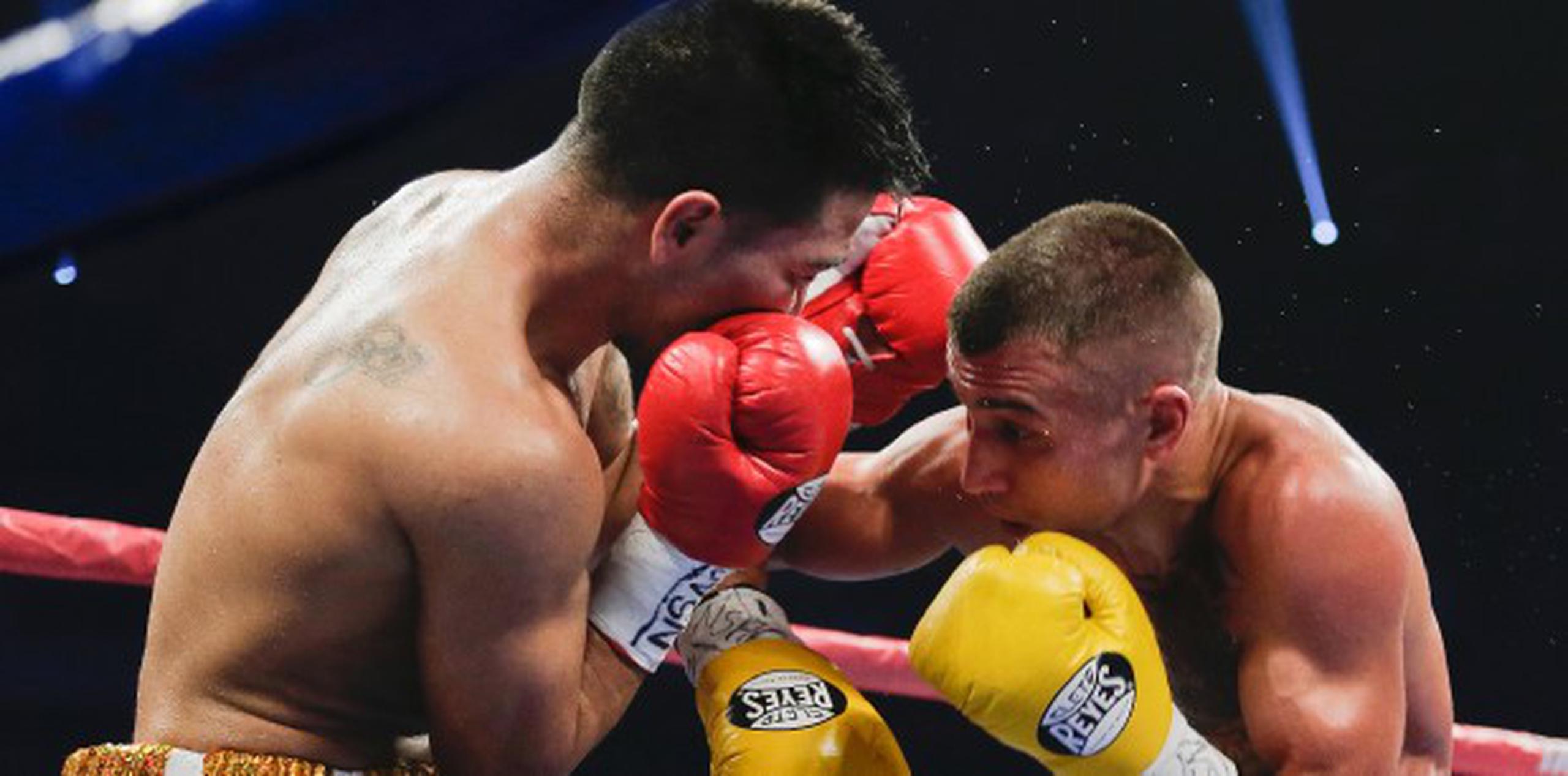 Vasyl Lomachenko, derecha, lanza una serie de golpes contra José Ramírez en el cuarto asalto de su pelea. (AP / Julie Jacobson)