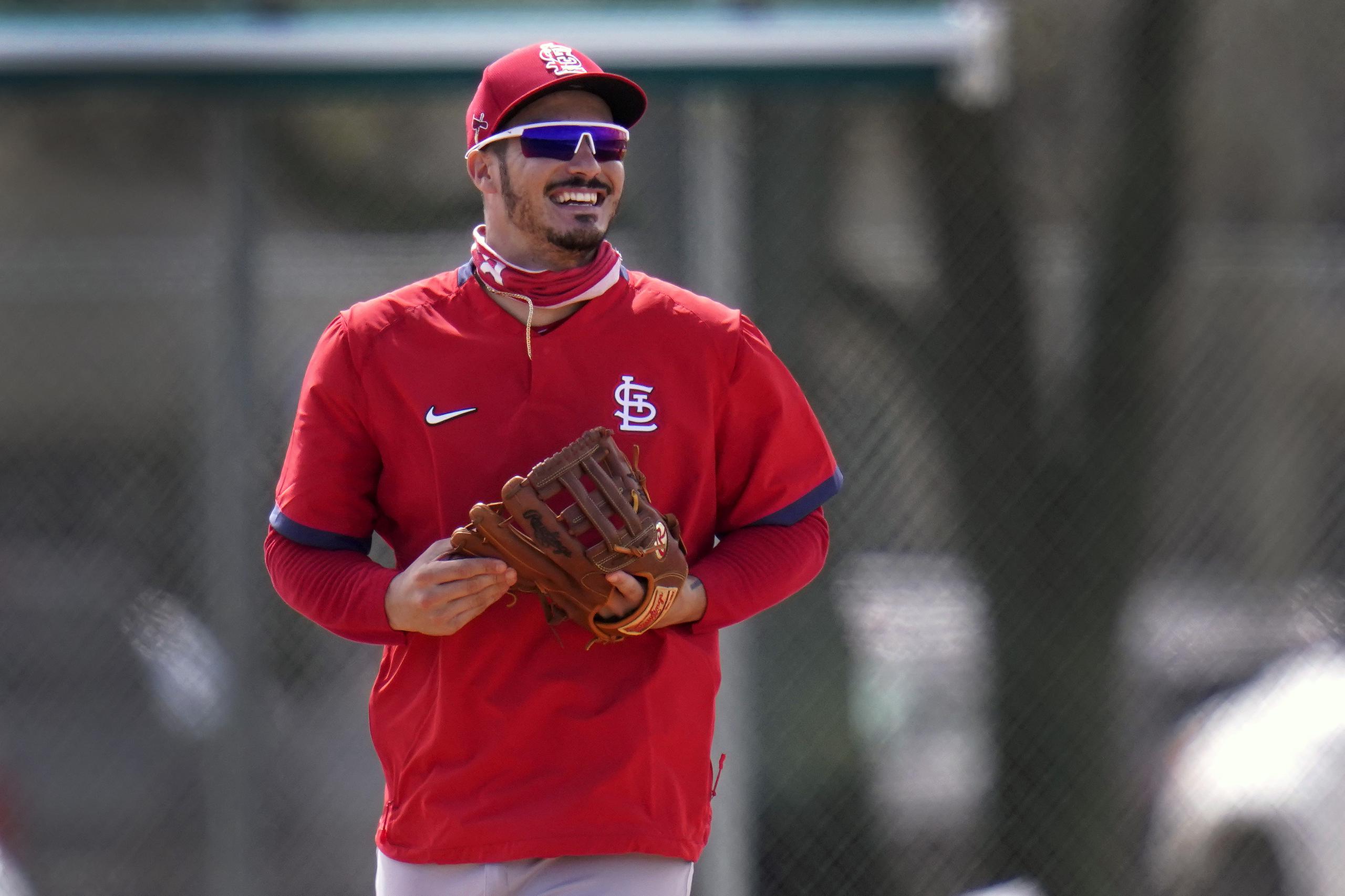 El tercera base Nolan Arenado sonríe mientras trota en el entrenamiento de primavera con los Cardinals de San Luis en Jupiter, Florida.