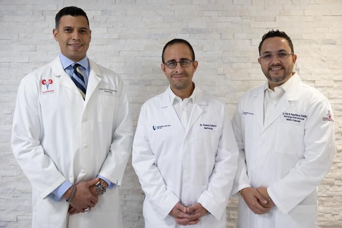 De izquierda a derecha, Dr. Luis Ortiz Heredia, Dr. Orlando Camacho Geck y Dr. Félix Pérez Ramos.