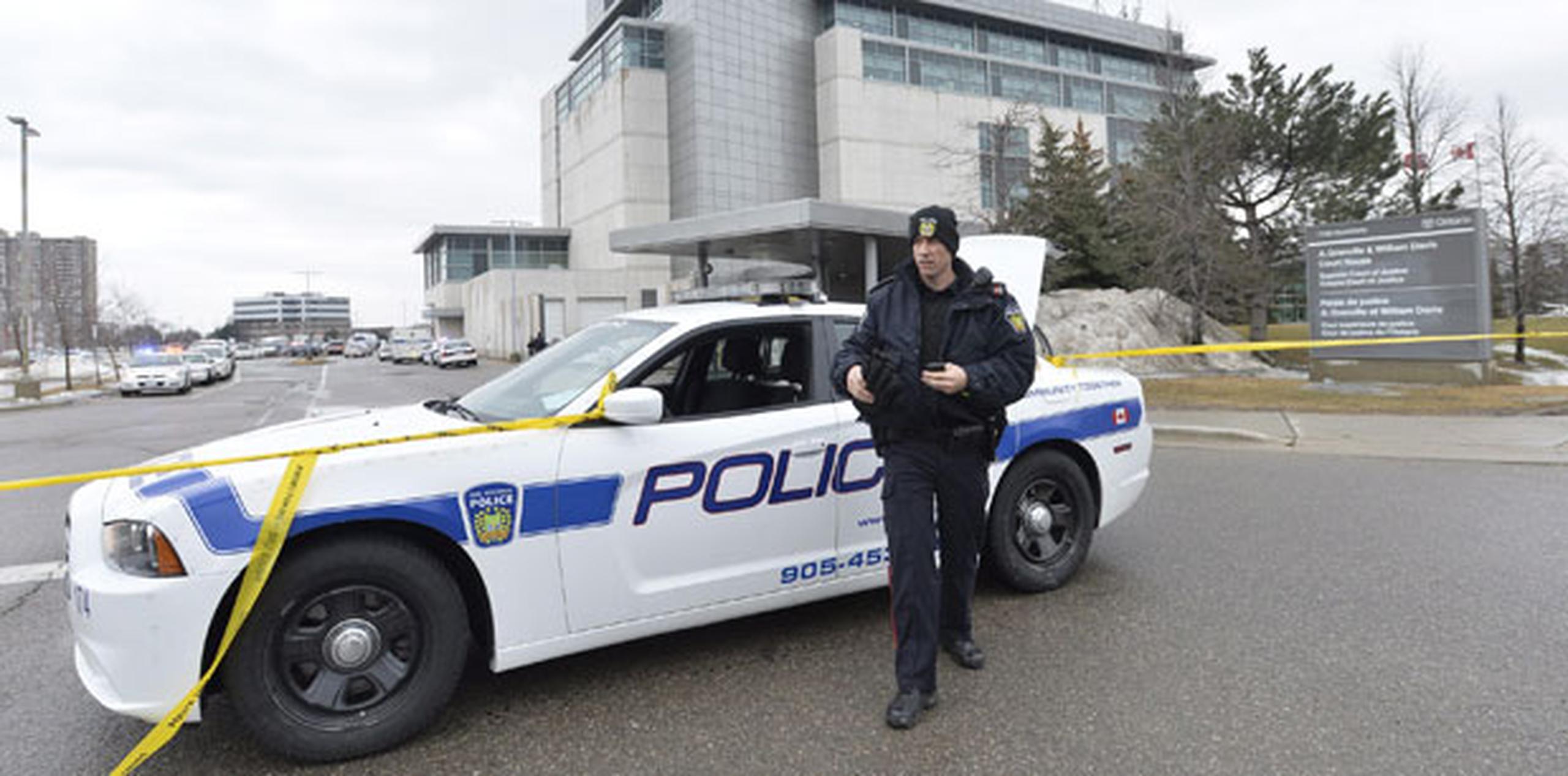 Un policía resultó herido y fue llevado a un hospital de Toronto. (AP)