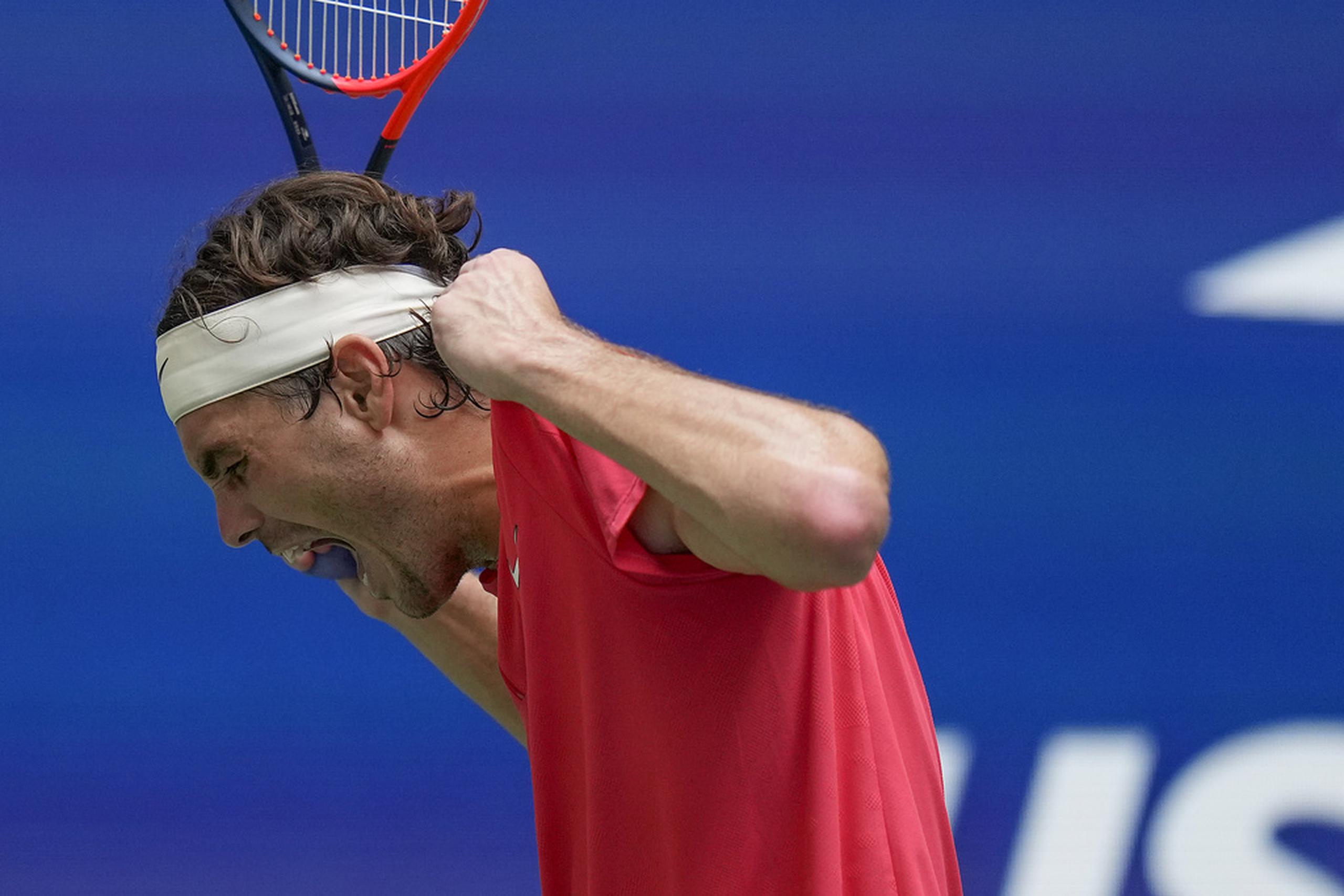 Taylor Fritz reacciona con frustración durante el partido contra Novak Djokovic.