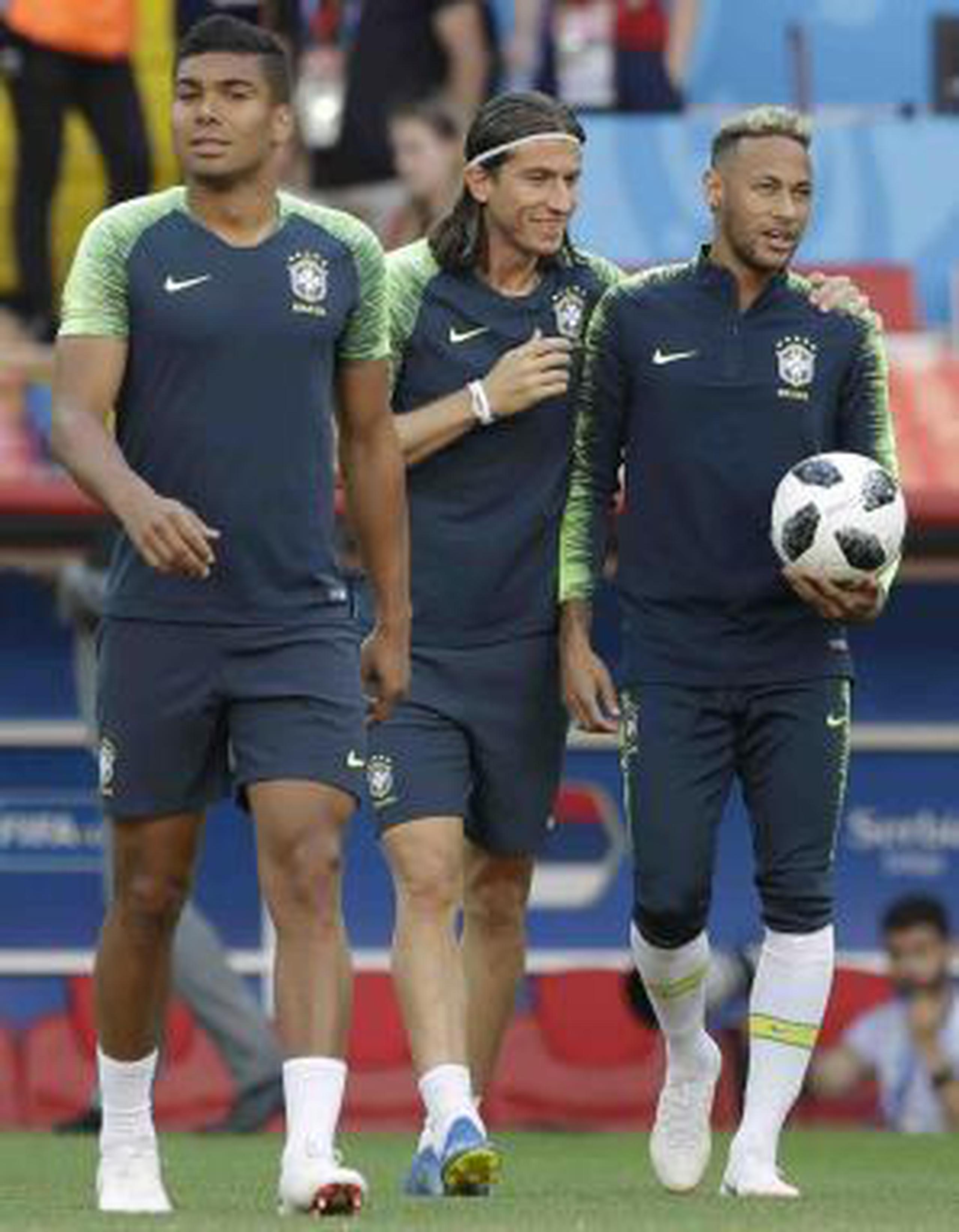 Casemiro, Filipe Luis y Neymar, de izquierda a derecha, salen a la práctica que realizó ayer en Moscú el seleccionado brasileño para su partido de hoy ante Serbia. (AP / Andre Penner)