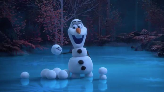 En el primer avance de los cortometrajes, Olaf está jugando a lanzar bolas de nieve hasta que se da cuenta de que entre ellas hay otro pequeño muñeco, conocido como Snowgie.