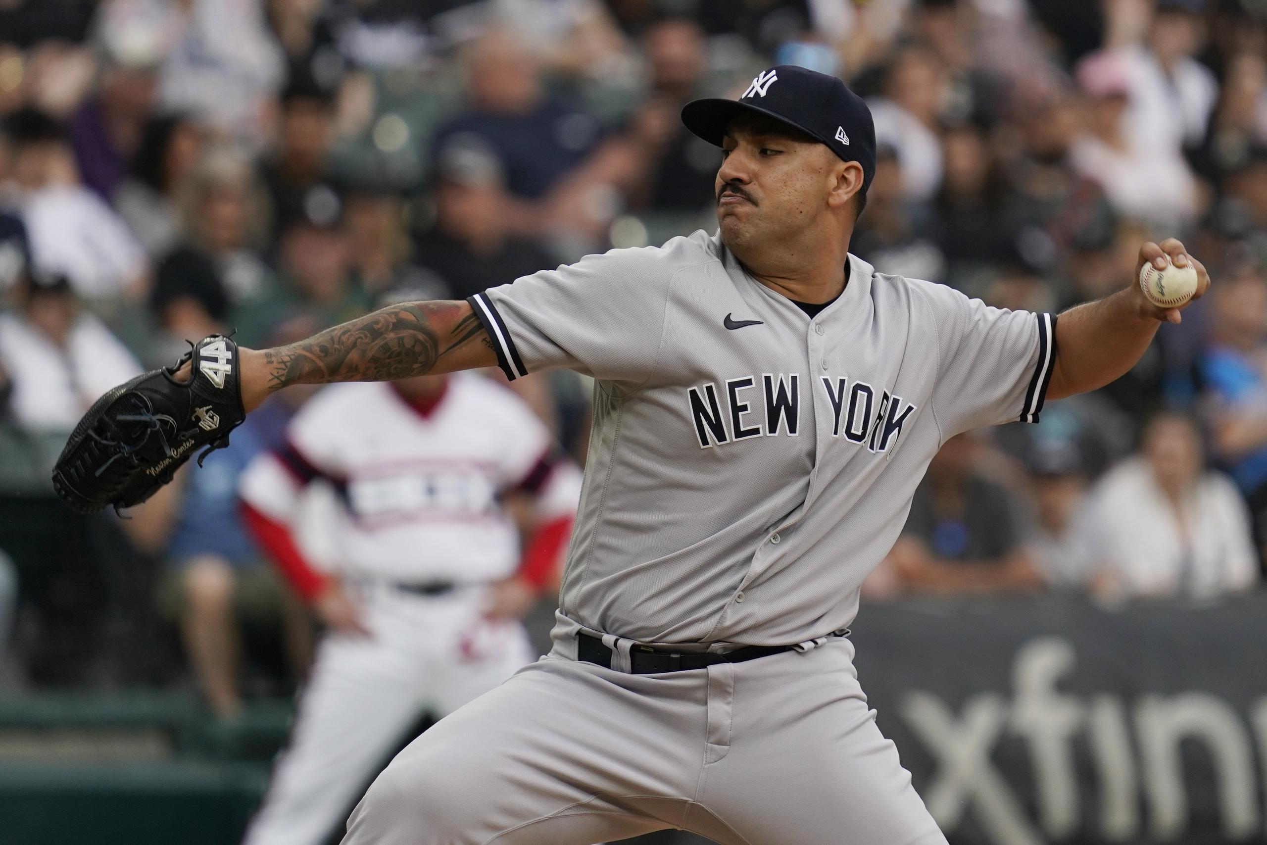 Nestor Cortes, pitcher abridor de los Yankees, lanza en contra de Medias Blancas de Chicago en la primera entrada del juego de béisbol, en Chicago, el domingo 15 de mayo de 2022.
