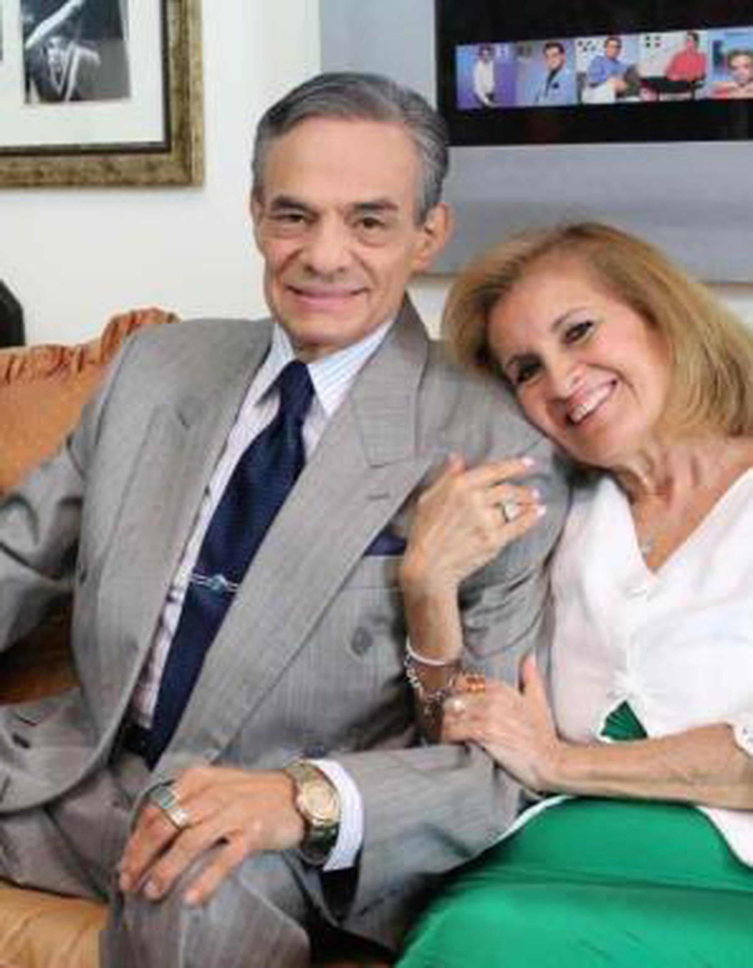 En la foto, José José acompañado de su esposa Sara Salazar.