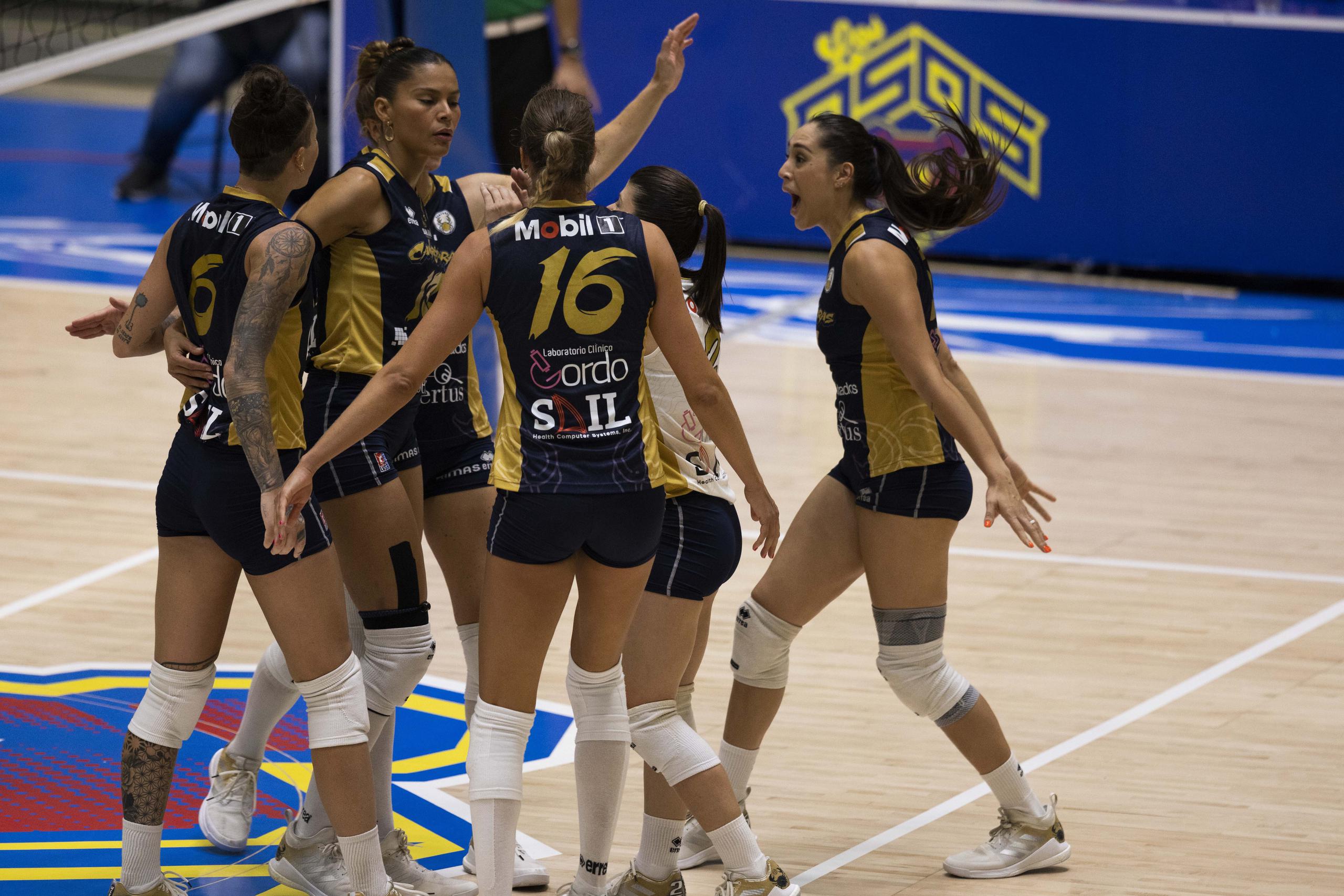 Las Cangrejeras de Santurce festejan durante el segundo juego de la final de la Liga de Voleibol Superior Femenino contra las Atenienses de Manatí.