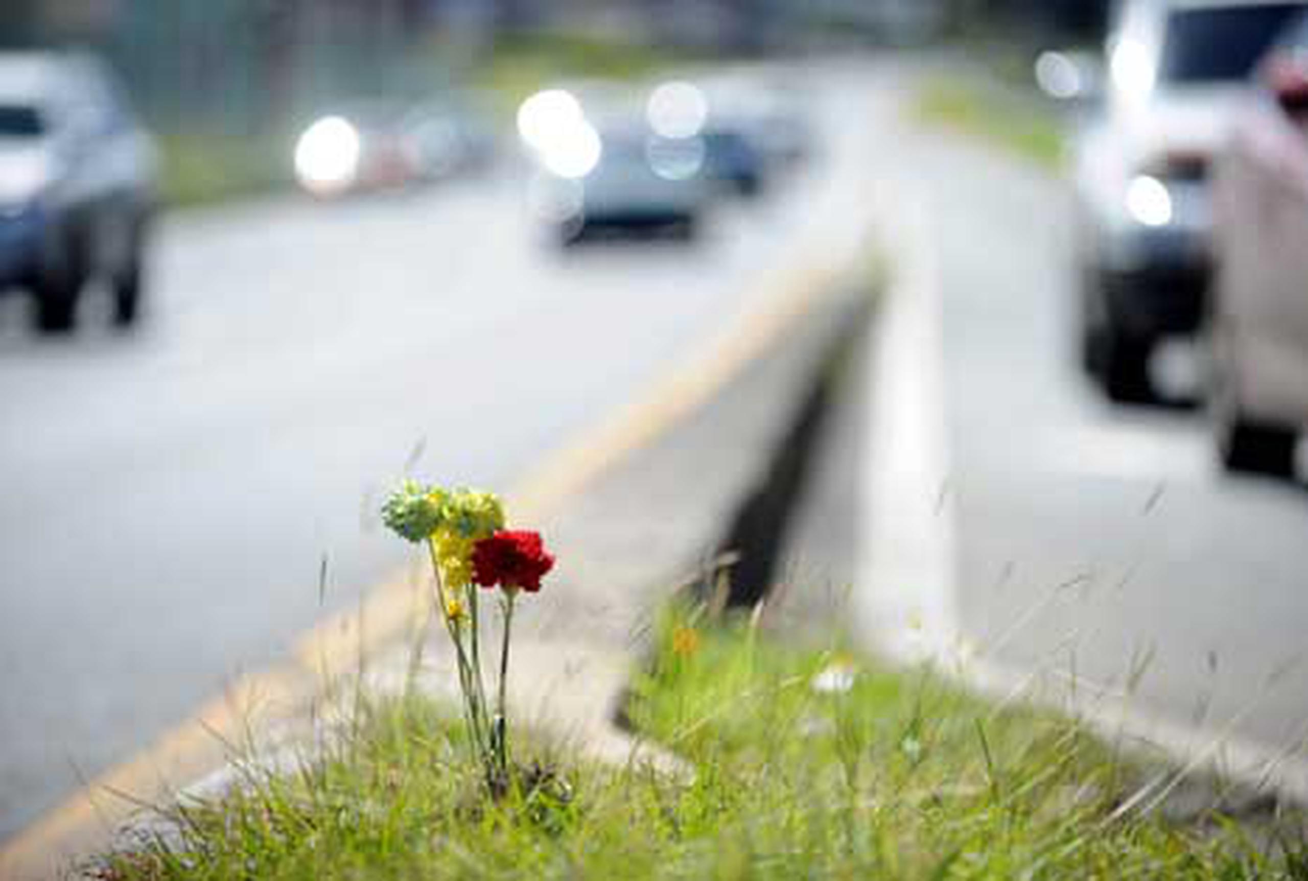 Las personas han dejado flores y peluches en el lugar donde murieron varios niños y dos adultos. (Archivo)