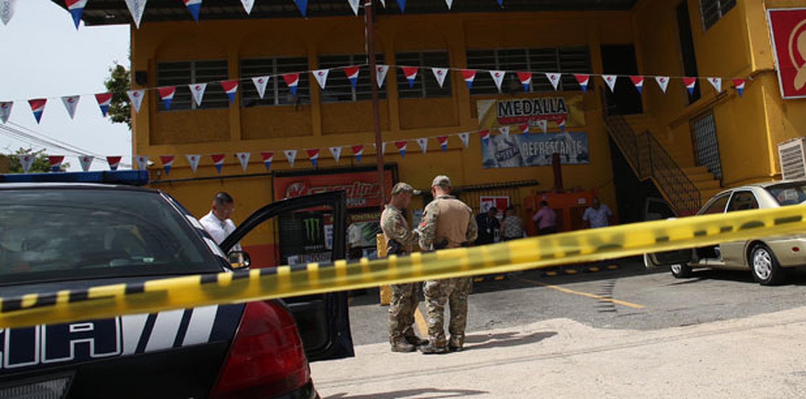 Los agentes fueron baleados el pasado 3 de junio en el estacionamiento del negocio JF Montalvo Cash & Carry de Dorado.  (Archivo)