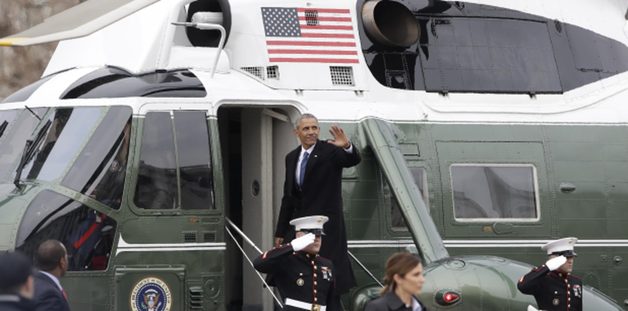 Obama se despide de los presentes antes de abordar el helicóptero presidencial. (Prensa Asociada)